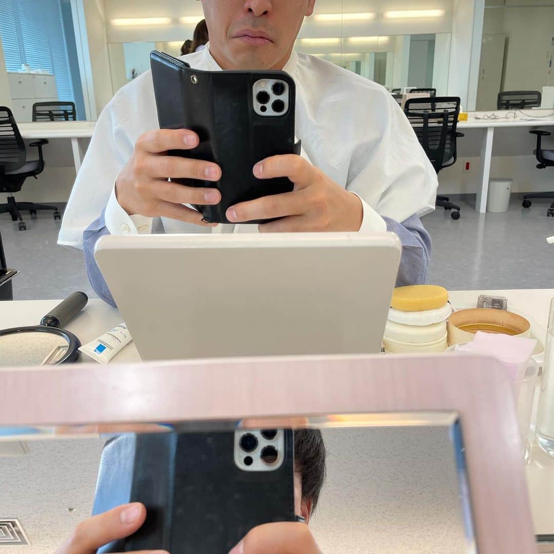 濱田隼平のインスタグラム：「本日のビフォーアフター。男性アナウンサーもしっかりメイクをします。化粧水で肌を整えて、乳液を投入。肌の色が黒いので、下地でトーンアップさせて、舞台用ファンデーションを塗って完成。下地でトーンアップさせることがポイントです🤣髪の毛はメイクさんにセットしてもらいますが、顔は自分で仕上げます🤣 #男性アナウンサーメイク #スタジオでは女性アナウンサーに色を合わせるので、男性は黒く見えます #大事なのはトーンアップ #日焼け気をつけます🙋‍♂️ #この投稿の需要はどこ #あれ、一枚目の肝心なビフォーが切れてる #中京テレビ #キャッチ！ #アナウンサー」