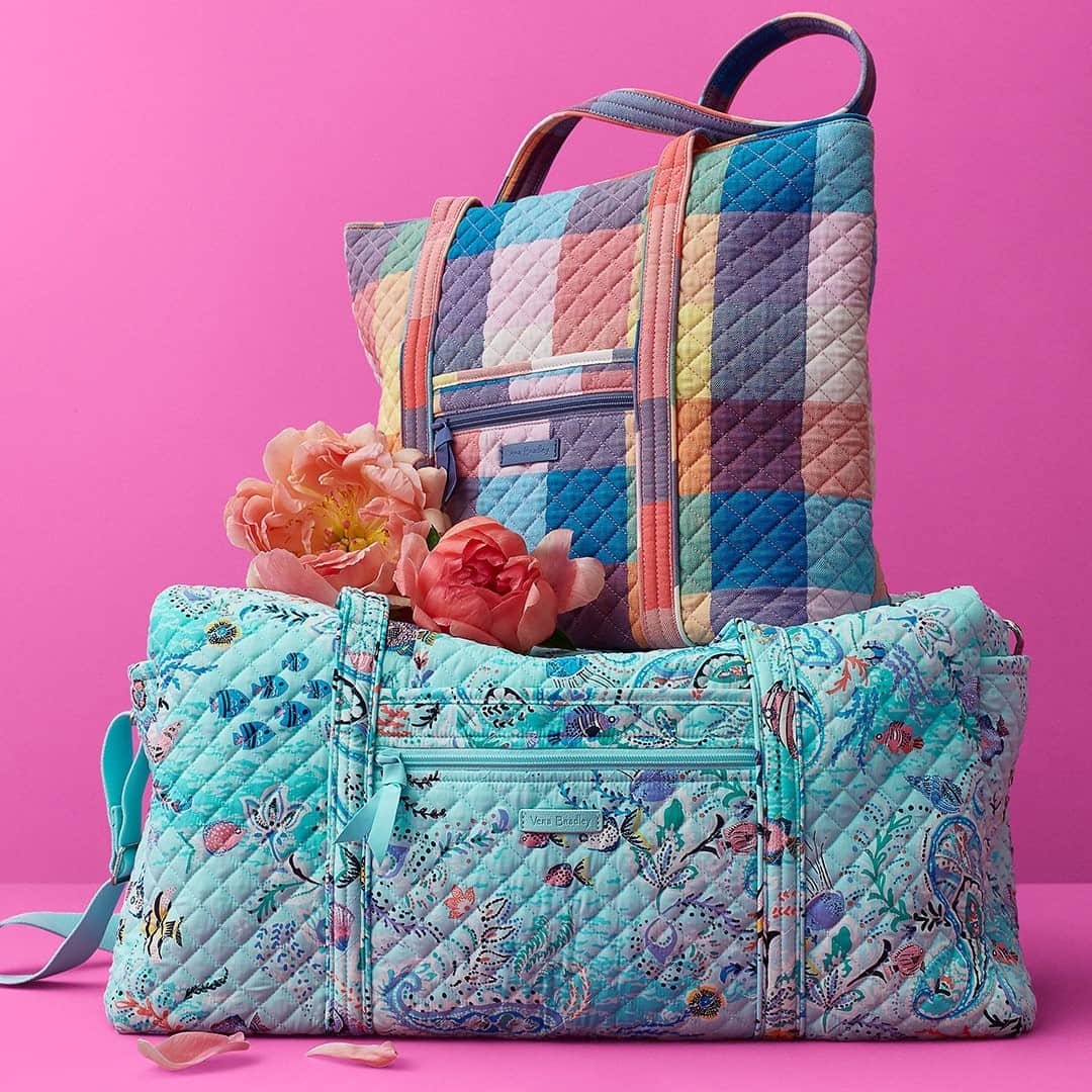 のインスタグラム：「☀️ Bring on Spring ☀️ We're so excited for those brighter days ahead that today you can shop 250+ NEW ARRIVALS at the link in bio! * * * #verabradley #pattern #shop #New #spring」