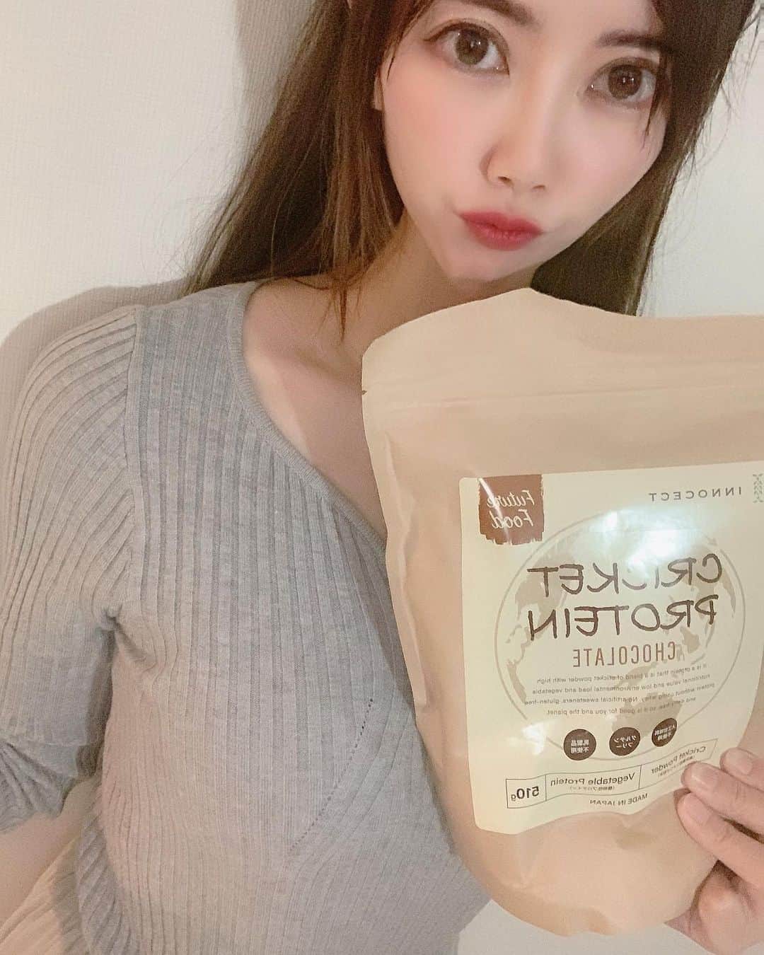 hina2221のインスタグラム：「最近食べすぎてデブ化がすすんでます🥺 いいダイエット方法があれば教えてください切実に🙄 友達がおすすめしてくれたプロテインを 飲んで筋トレ頑張ろうと思います🐰💖 . . .  #クリケットプロテイン #コオロギタンパク #コオロギプロテイン #プロテイン #プロテインダイエット #美容 #健康」