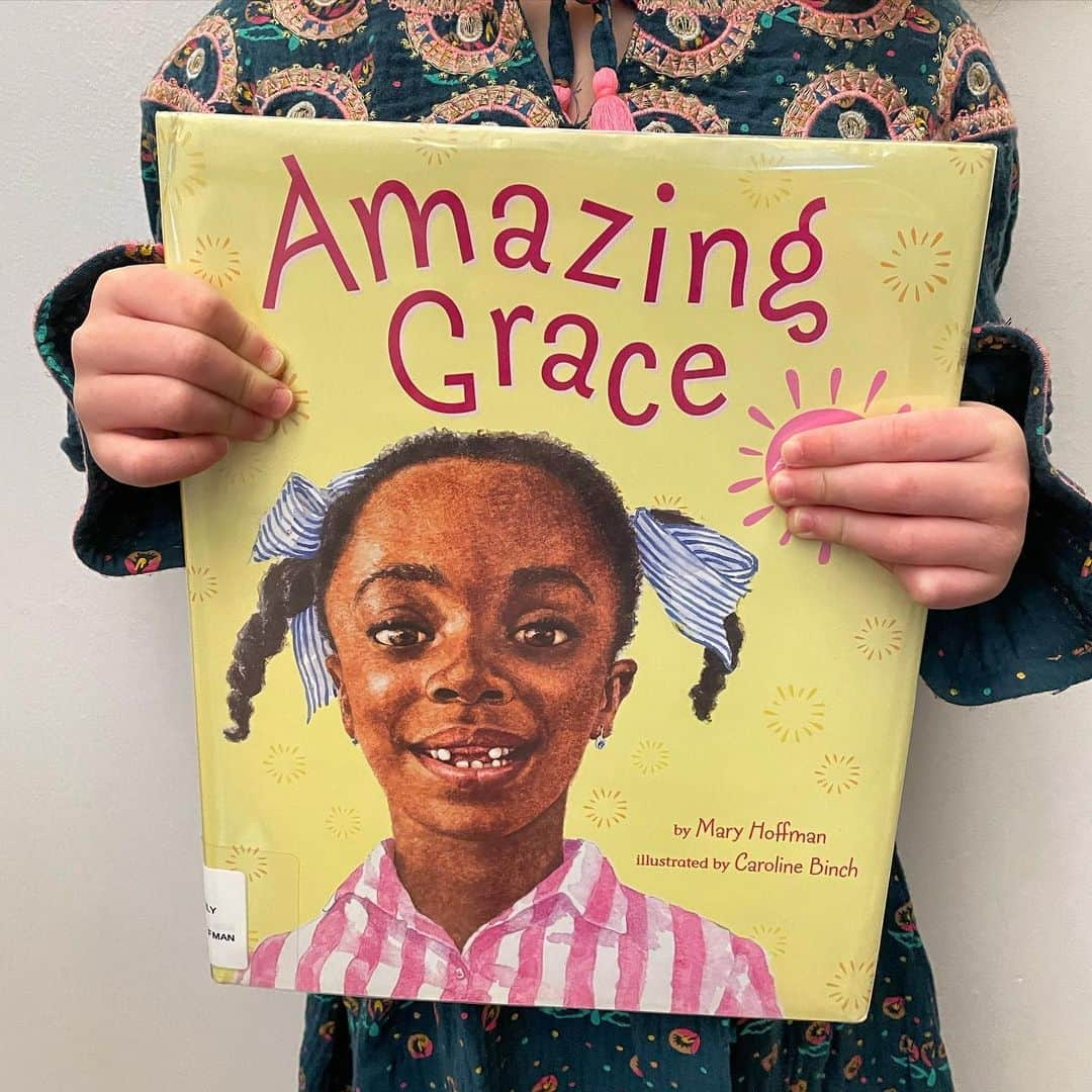 マリーナ・スコーシアーティさんのインスタグラム写真 - (マリーナ・スコーシアーティInstagram)「Amazing Grace is a great book to read to foster conversations about race and gender with your kids. “Grace’s classmates tell her she cannot play Peter Pan in the school play because she is black and she is a girl.” I checked it out of my local library. I promise not to keep it too long so you can read it too. 🥰🧚🏽@chicagopubliclibrary #blackhistorymonth #librariesofinstagram #talktoyourkidsaboutracism #everymonth #equality #toddleractivities #kidsbooks #amazinggrace #maryhoffman #talktoyourkidsaboutequality」2月5日 0時56分 - marinasqu