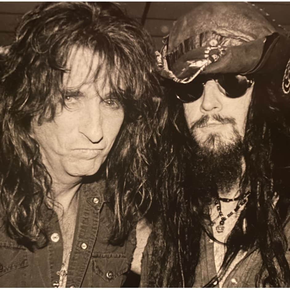 ロブ・ゾンビのインスタグラム：「Happy Birthday to my pal @alicecooper . A true legend and heck of a nice guy. This pic is from the first time I met him in 1993. Time flies. #happybirthday #rememberthecoop #alicecooper #robzombie」
