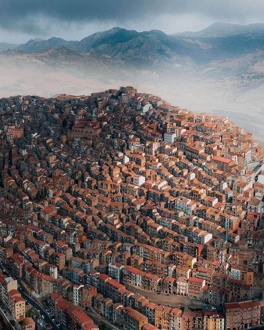 Discover Earthさんのインスタグラム写真 - (Discover EarthInstagram)「Did you know that in the beautiful village of Gangi, Sicily, you can buy a house for 1€?  "Another aerial of this crazy spot in Sicily. What looks like the urban jungle of a major city at first glance is actually an ancient village from the 14th century. And yes, you can still buy some of the houses for 1€! All you gotta do is renovate it within three years. I think the view alone would be worth it. So who’s moving to Gangi soon? "  🇮🇹 #discoverSicily with @lennart .  . . . . .  #sicily  #sicilia  #siciliabedda  #gangi  #madonie  #instagood  #instagram  #italy  #love  #borgodeiborghi  #igersitalia  #travel  #borghitalia  #followme  #ganges  #gangster  #insta  #instalike  #likeforlikes  #madoniemountains  #mafia  #photography  #architecture  #beautiful  #borghiitaliani  #borghipiubelliditalia  #discoveringsicily  #friends」2月5日 1時00分 - discoverearth