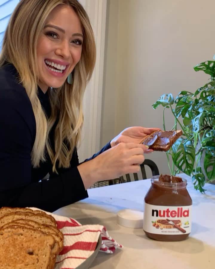 ヒラリー・ダフのインスタグラム：「#ad You guys already know that I love @nutella! Well, guess what – it’s almost #WorldNutellaDay, one of the best days of the year. Tomorrow, you can celebrate with me and enter for a chance to win a grand prize, learning how to make my favorite Nutella cookie recipe in a live virtual cooking experience with me (!) To enter, post a message or a photo that shows your love for Nutella and include #WorldNutellaDaySweeps in the caption. Head over to NutellaDay.com for more details.    Sweepstakes Rules:  NO PURCH NEC. Open only to legal residents of the 50 US & DC who are 18+ with a valid Facebook, Instagram or Twitter account as of time of entry. Starts @ 12:00 AM (ET) on 2/5/21 and ends @ 11:59:59 PM (ET) on 2/5/21. For complete details, including how to enter, see Official Rules @ www.nutelladay.com.」