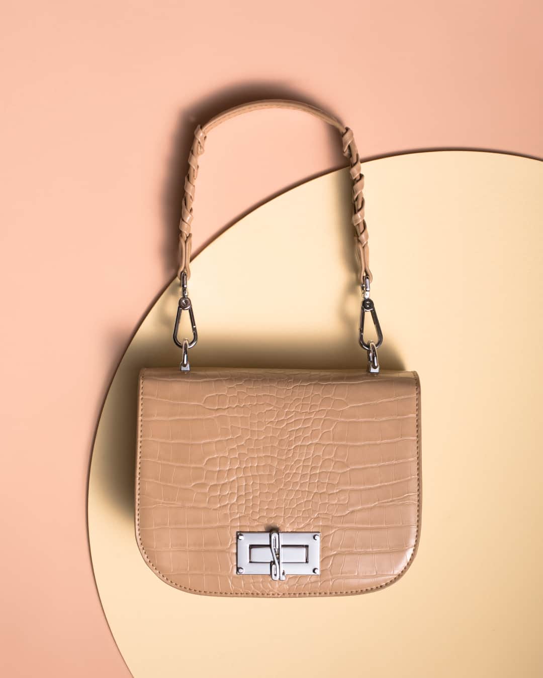 Santa Lollaのインスタグラム：「A bag em acabamento croco ganha mais charme com as alças entrelaçadas e os metais em banho prata. Amou esse modelo? Clique na foto para comprar agora! [ 0470.2A28.0119.01D4 • R$299,90 ] #santalollaverao21 #fashiontextures #SLhandbags」