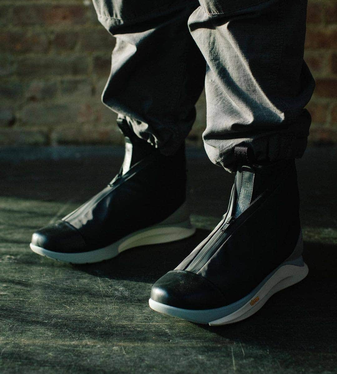 Foot Lockerのインスタグラム：「Available NOW 🚨 @pensoleofficial’s ENVSN sneaker in collaboration with @coteetciel & @vibram.」