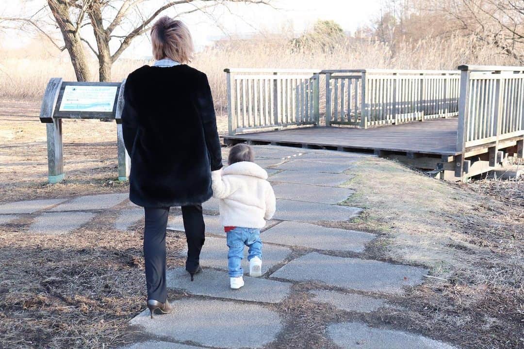 Momoeのインスタグラム：「いくら強風だからと言って 髪の毛そんなんなる？ . .  #happy #家事 #育児 #family #家族 #boy #smile #男の子 #息子 #code #love #lucky #kids #子供 #thankyou #宝物 #ベビー #fashion #follow #パパ #ママ #家族写真 #男の子ママ #1歳 #うさぎ #ネザーランドドワーフ」