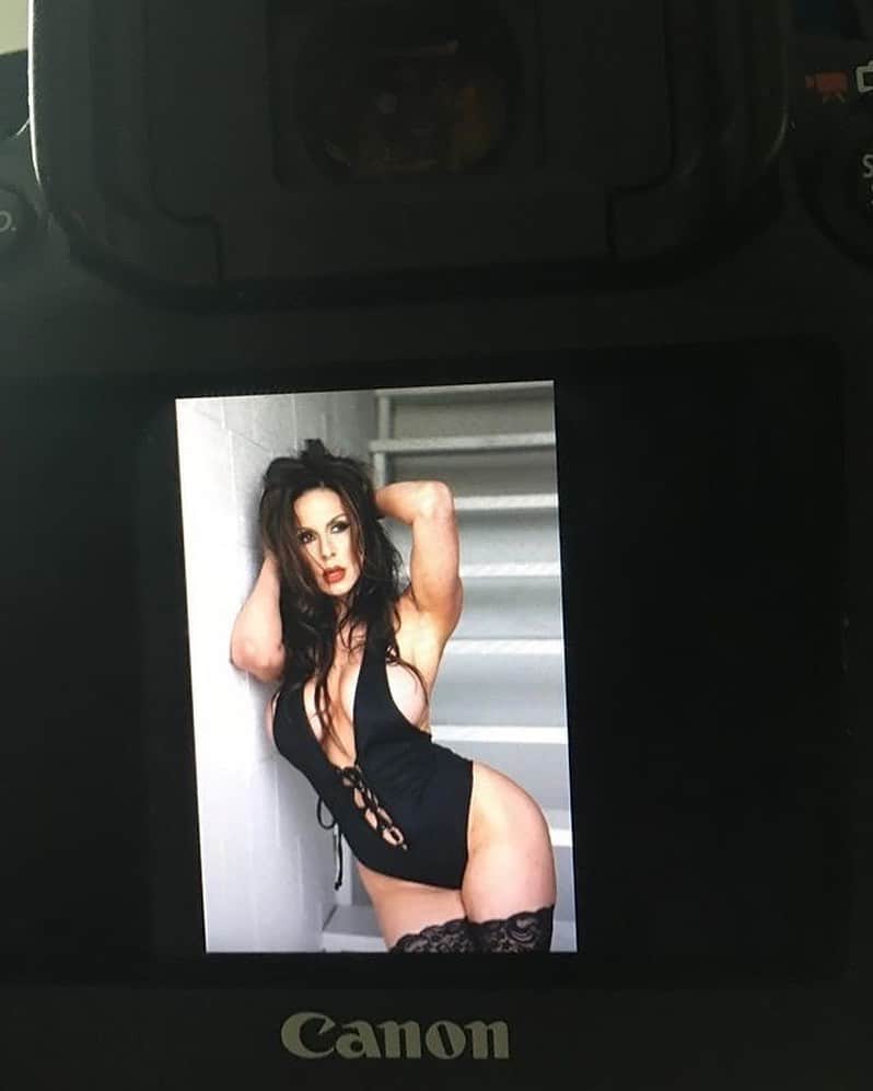 Kendra Lustさんのインスタグラム写真 - (Kendra LustInstagram)「#tbt when i was allowed to still sit with the cool kids #photoshoot #avn #magazine」2月5日 1時03分 - kendralust