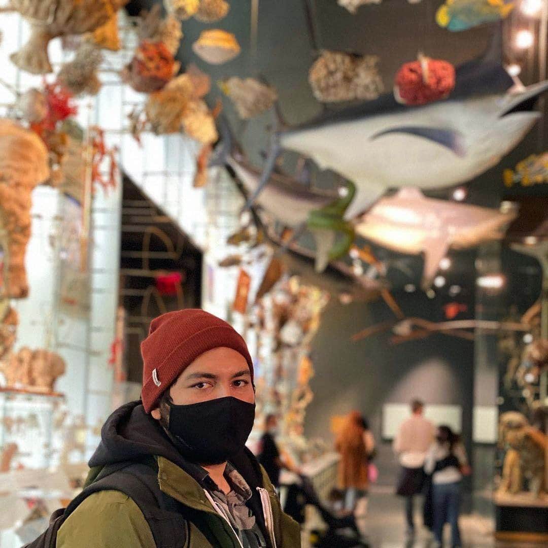 アメリカ自然史博物館のインスタグラム：「Did you know? The Museum is open from 10 am to 5:30 pm, Wednesday through Sunday.🐋 Here, visitor Giancarlo Meléndez stands in the Hall of Biodiversity. Can you spot the mako shark model in the background? This hall presents a vivid portrait of the beauty and abundance of life on Earth, highlighting both biodiversity and the factors that threaten it. The hall’s Spectrum of Life exhibit, which can also be seen in the background, showcases the diversity of life resulting from 3.5 billion years of evolution. More than 1,500 specimens and models, from microorganisms to terrestrial and aquatic giants, are organized into 28 groups along the 100-foot-long installation. Photo: @gianmelen & @evan.jrz, Instagram」