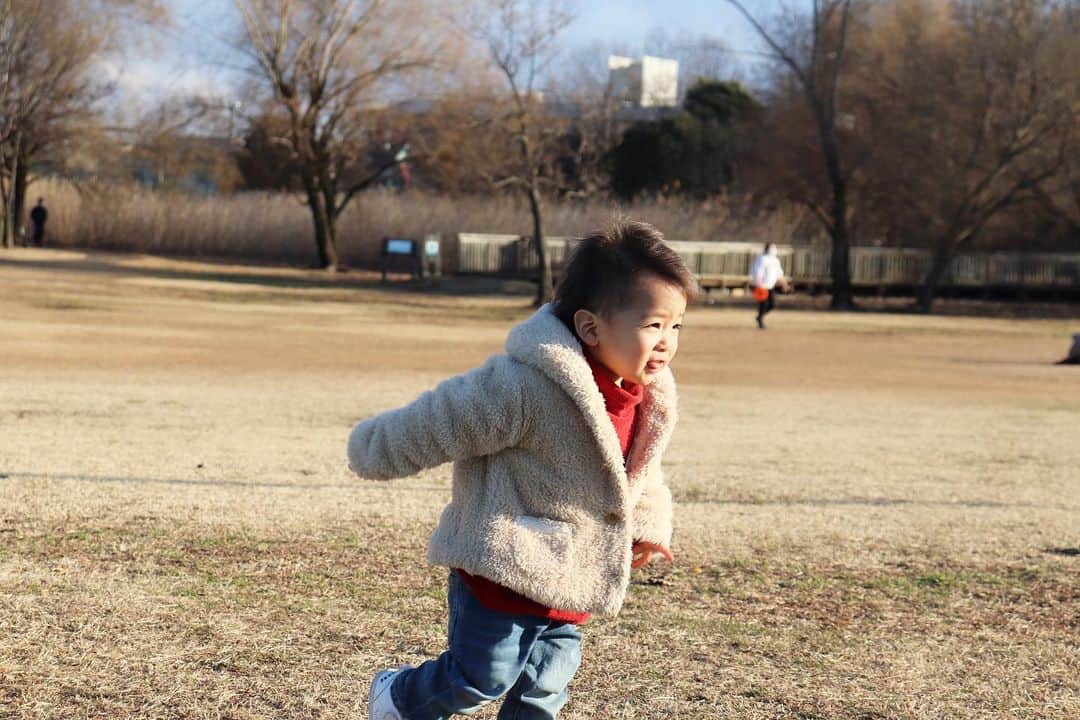 Momoeのインスタグラム：「走り回るの大好きだー🏃‍♂️💨 . .  #happy #家事 #育児 #family #家族 #boy #smile #男の子 #息子 #code #love #lucky #kids #子供 #thankyou #宝物 #ベビー #fashion #follow #パパ #ママ #家族写真 #男の子ママ #1歳 #うさぎ #ネザーランドドワーフ」