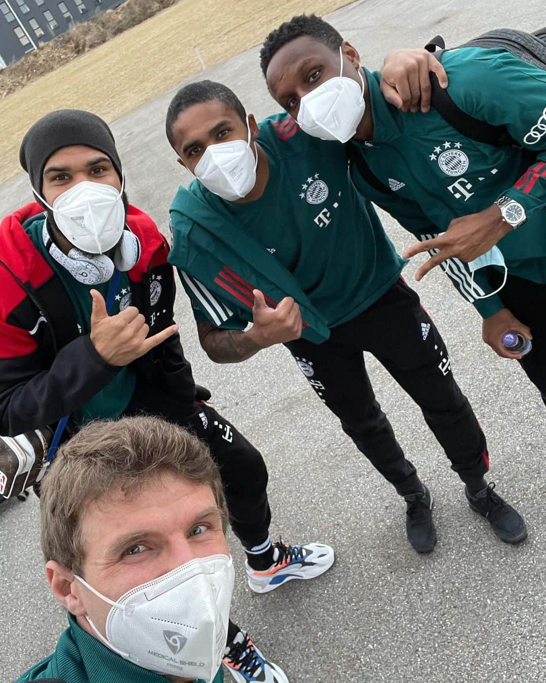 トーマス・ミュラーのインスタグラム：「The FCB boyband 🎸 is on the road again 🤩  Singer with the sweetest voice in Bavaria: @bounasarr  Guitar : @mr.choupo  Drum : @douglascosta  Bass : @esmuellert  #maskenball #bubble #gutestimmung #chooseyoursong」