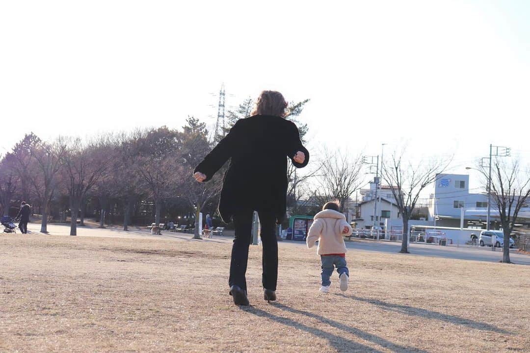 Momoeのインスタグラム：「何で子供って 手後ろにして走るんだろεε＝(((((ﾉ･ω･)ﾉ . #ポーズ真似っこシリーズ . . .  #happy #家事 #育児 #family #家族 #boy #smile #男の子 #息子 #code #love #lucky #kids #子供 #thankyou #宝物 #ベビー #fashion #follow #パパ #ママ #家族写真 #男の子ママ #1歳 #うさぎ #ネザーランドドワーフ」