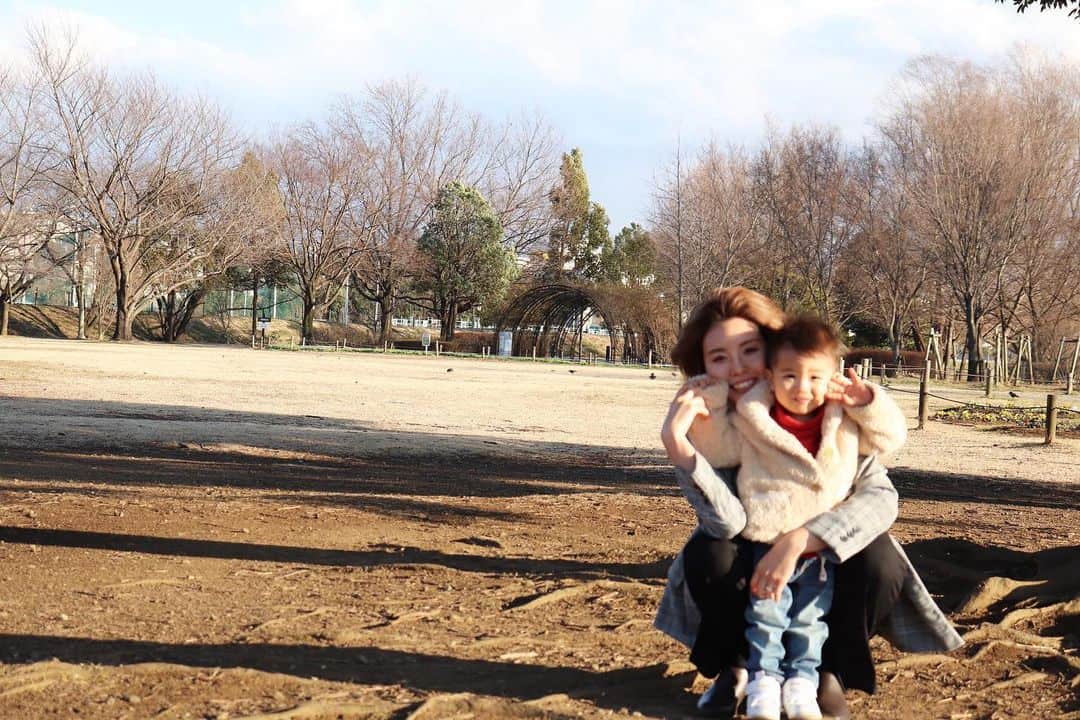 Momoeのインスタグラム：「母ちゃん髪の毛 ライオンでも意識してるんか。 . .  #happy #家事 #育児 #family #家族 #boy #smile #男の子 #息子 #code #love #lucky #kids #子供 #thankyou #宝物 #ベビー #fashion #follow #パパ #ママ #家族写真 #男の子ママ #1歳 #うさぎ #ネザーランドドワーフ」