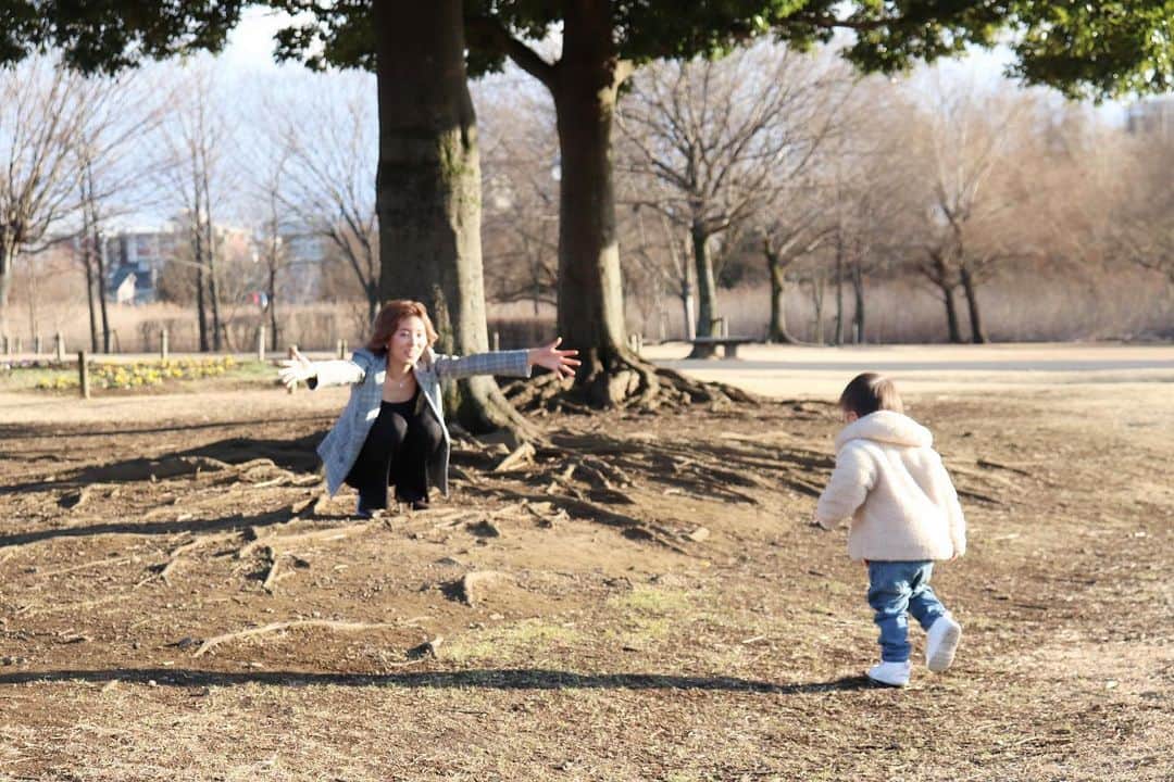 Momoeのインスタグラム：「よし来い💓‼️ . .  #happy #家事 #育児 #family #家族 #boy #smile #男の子 #息子 #code #love #lucky #kids #子供 #thankyou #宝物 #ベビー #fashion #follow #パパ #ママ #家族写真 #男の子ママ #1歳 #うさぎ #ネザーランドドワーフ」