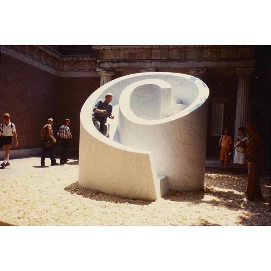 アダムのインスタグラム：「Isamu Noguchi, at 82 years old, tests out his sculpture, 'Slide Mantra,' at the 1986 Venice Biennale. The slide, weighing 27 tons, was one of his last major works.」