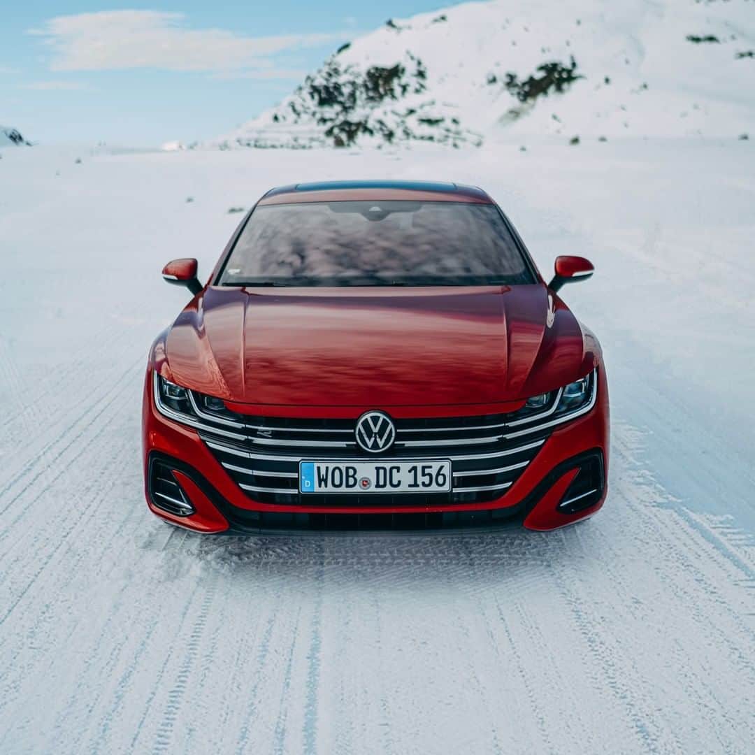 フォルクスワーゲンさんのインスタグラム写真 - (フォルクスワーゲンInstagram)「Eyecatcher in the snow. #eyecatcher #snow #winter #carsofinstagram #vwarteon #volkswagen #vw」2月5日 1時15分 - volkswagen