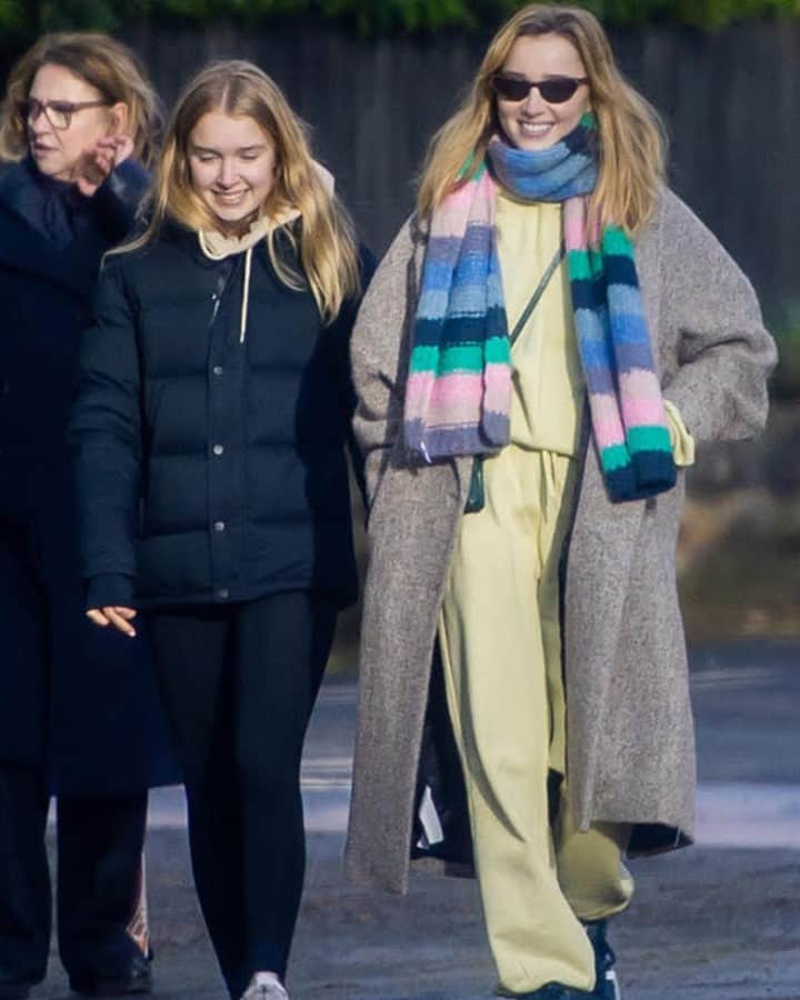 WHO WHAT WEARさんのインスタグラム写真 - (WHO WHAT WEARInstagram)「Daphne Bridgerton can really pull an off-duty look. Even in a simple matching sweatsuit, wool coat, and colorful scarf, @phoebedynevor manages to look casually cool. Tap our link for everything you need to recreate her 'fit. photo: splash news」2月5日 1時15分 - whowhatwear