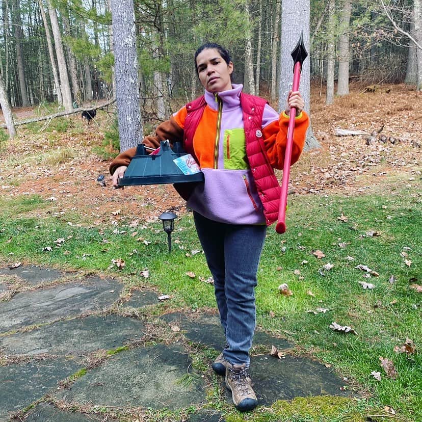 アンバー・タンブリンさんのインスタグラム写真 - (アンバー・タンブリンInstagram)「#TBT To when my strapping lumberjack husband chopped down a Christmas tree for me #LumberJane #Swoon #SisterhoodOfTheTravelingPod」2月5日 1時15分 - amberrosetamblyn