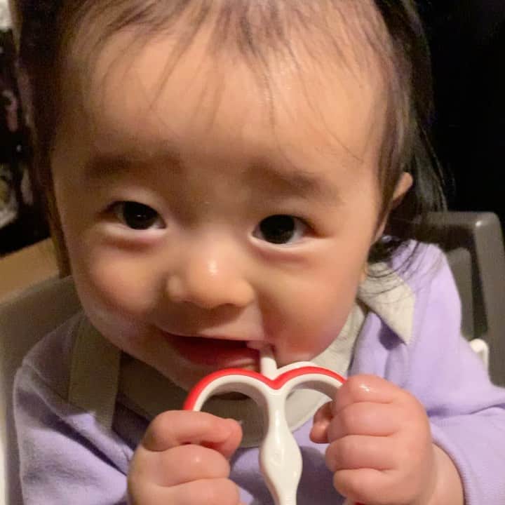 のインスタグラム：「10ヶ月になりましたぁ🐥💕パチパチ拍手したり、ハイハイ、掴まり立ちが出来るように成長👏🏻✨プレイマットの塀を乗り越えて人生初めてのたんこぶ😱💦ベッドから落ちたりして本当ヒヤヒヤ🥶大事にならなくて良かった😭😭😭」