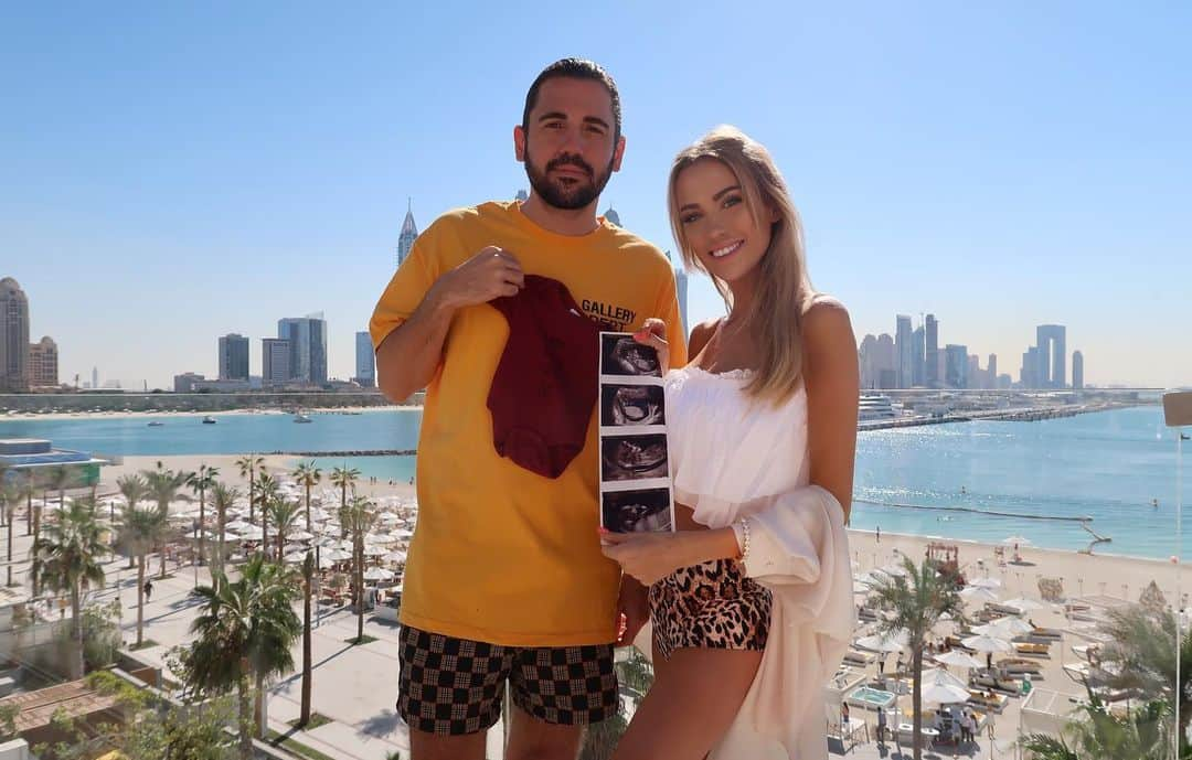 Dimitri Vegas & Like Mikeさんのインスタグラム写真 - (Dimitri Vegas & Like MikeInstagram)「Congrats you two @dimitrivegas and @mattnworld !! Can't wait to meet the little one #summer2021 👶🏼」2月5日 1時25分 - dimitrivegasandlikemike