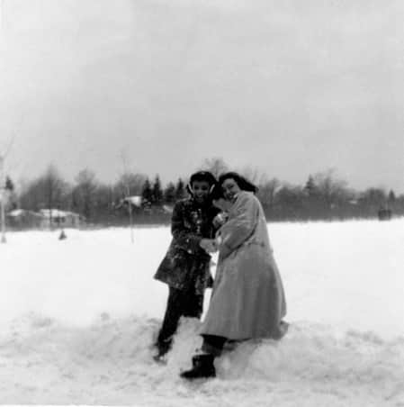 ヴァネッサ・ウィリアムスさんのインスタグラム写真 - (ヴァネッサ・ウィリアムスInstagram)「#tbt to the 1959. Snow day for @gagawilliams ❄️ @fredoniau」2月5日 1時18分 - vanessawilliamsofficial