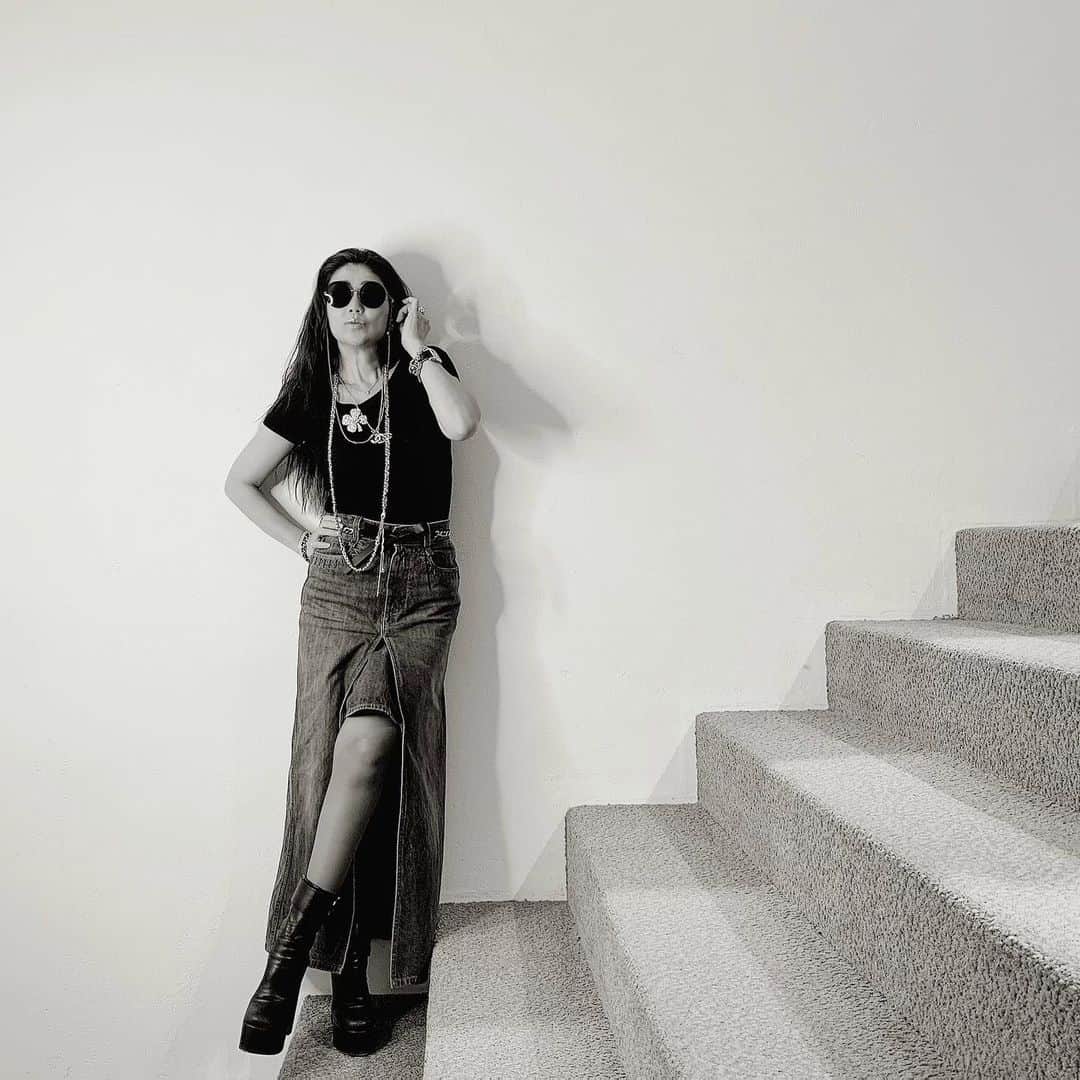 のインスタグラム：「Outfit Of The Day  #LoveDenim  #skirt #chloe #chloè  #tops #necklace #brooch #sunglasses ＃belt #CHANEL  #デニムスカートが大好き 履いているのは #クロエ の秋冬コレクション @iza_official  #instorenow #onsalenow  SHOPIZA.com  #シャネル のシンプルなニットにアクセサリーをたくさんつけて。  #良いもの好きなものを長く愛そう   #ootd #outfitoftheday #outfit  @chloe  @chanelofficial   #izastagram」