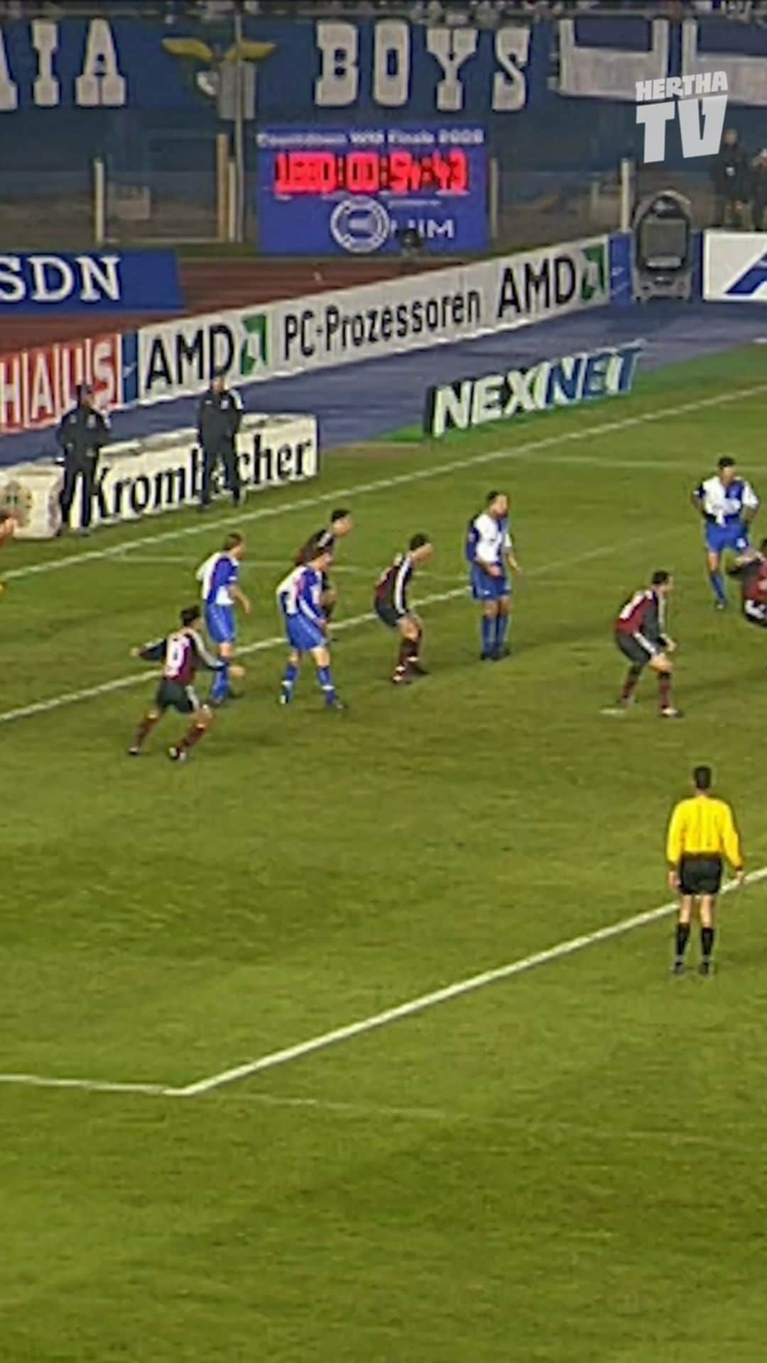 ヘルタ・ベルリンのインスタグラム：「#BSCFCB vor 20 Jahren - Pál und 'Zecke' waren die Torschützen bei diesem 2:1! 🔥 Ein besseres Omen für einen Sieg am Freitag gibt's doch gar nicht, oder? 🤗 . . #tbt #throwbackthursday #bundesliga #bayernmünchen #HaHoHe #herthabsc」