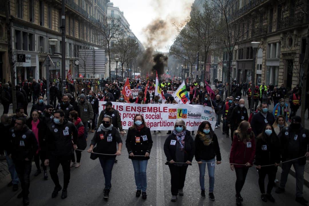 ルモンドのインスタグラム：「Occuper le terrain social et prendre date pour la suite: Les syndicats, dont la CGT ,la FSU, Solidaires et des organisations de jeunesse, ont réuni des milliers de manifestants pour défendre l'emploi et les services publics, même en temps d'épidémie.⁣ Etudiants, énergéticiens, enseignants, soignants, intermittents du spectacle, de nombreuses professions se sont retrouvées jeudi sur ce mot d'ordre.⁣ "Ce jeudi, nous affirmons, aux niveaux national et interprofessionnel, qu'il est impossible de mettre de côté les luttes actuelles pour l'emploi et l'amélioration des conditions de travail au nom d'une pseudo-unité nationale contre le Covid-19", résumait dans L'Humanité le secrétaire général de la CGT Philippe Martinez.⁣ La présidente de l'Unef (Union nationale des étudiants de France), Mélanie Luce, a demandé "des réponses pour la précarité". "Les étudiants ne peuvent pas manger, se loger, se chauffer, on est dans une situation extrême", a-t-elle ajouté.⁣ A Marseille, où 2.800 personnes selon la police ont manifesté jeudi, Grégory Fontaine, infirmier délégué à l'hôpital de la Timone, a expliqué que "les soignants sont épuisés. Ça fait un an que cette pandémie a commencé. Rien n'a été fait de vraiment sérieux pour renforcer les moyens de l'hôpital et même au contraire"⁣ -⁣ Le cortège de la manifestation syndicale à Marseille le 4 février. Photo : Daniel Cole (@danielcolepares) / AFP (@afpphoto)⁣ -⁣ #Marseille #manif」
