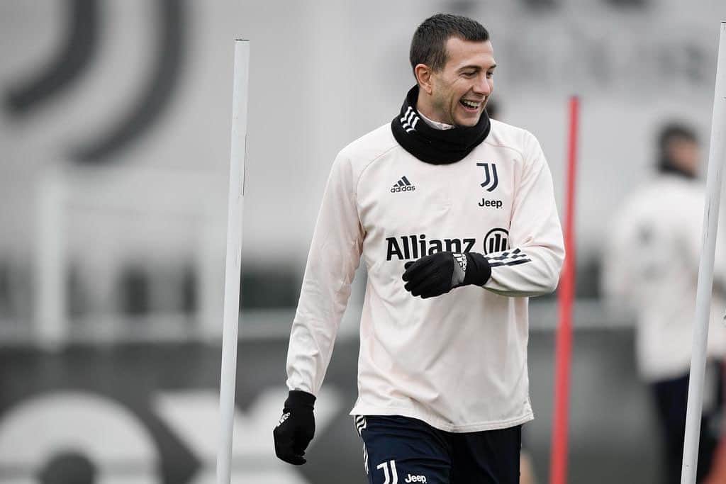 フェデリコ・ベルナルデスキのインスタグラム：「🔜 #JuveRoma ⚽️💪」