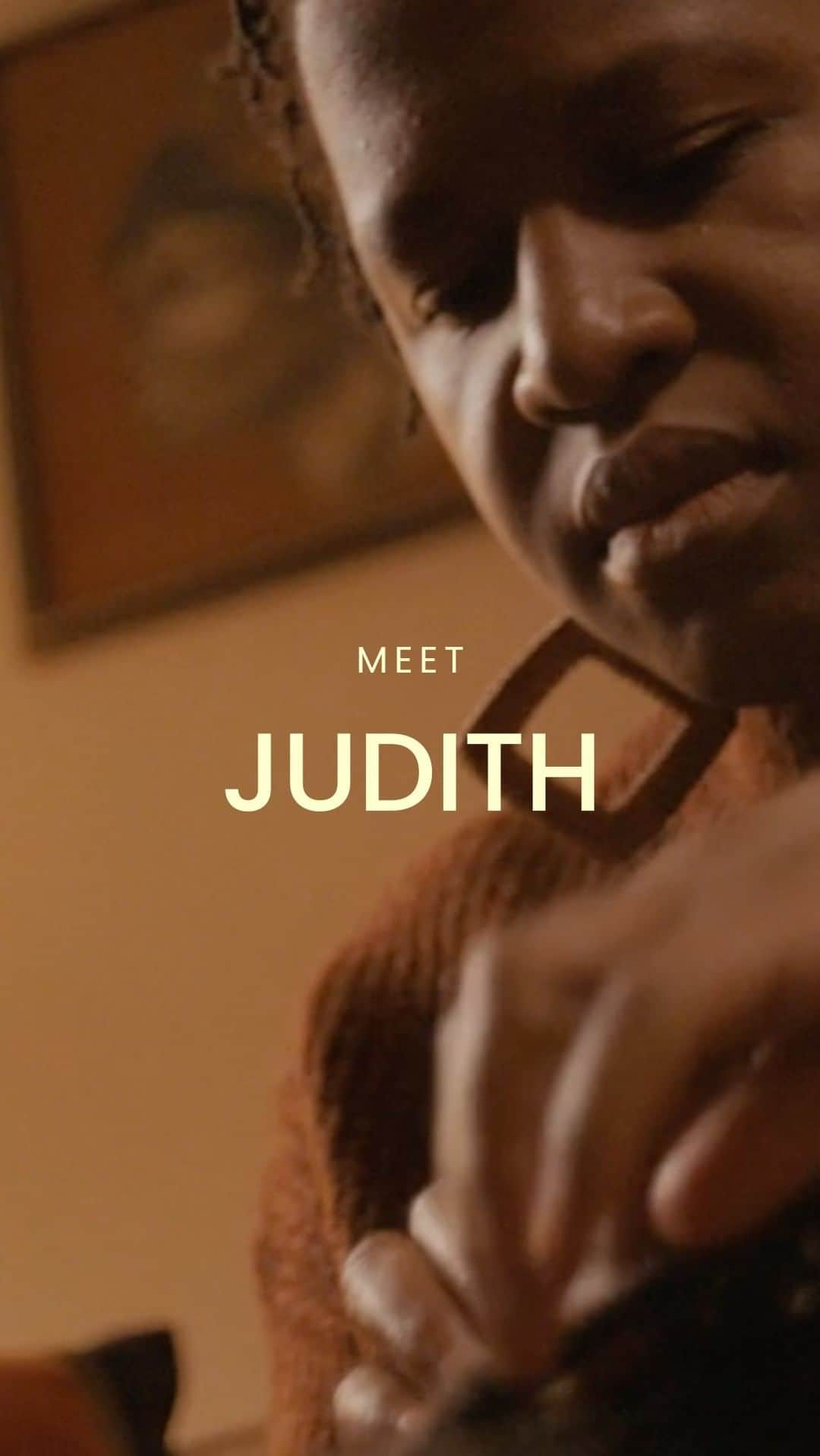 LUSH Cosmeticsのインスタグラム：「Warning: This video contains talk of physical violence, which may be harmful or traumatizing to some.   "Because my hair experience was so traumatic when I was growing up, I was very determined that they [her daughters] wouldn't have that experience." –Judith   Watch Judith share her own natural hair journey, directed by the award-winning @aliciakharris_.   Watch Naturally, the full documentary: https://youtu.be/QS5F5i3oS3M  Take action to support The Crown Act and end hair discrimination:  USA: https://p2a.co/ueUtBN3 CDN: https://p2a.co/tuekkv4   #hair #curls #naturalhair #Blackhair #Blackhistory #selflove #Blackisbeautiful」