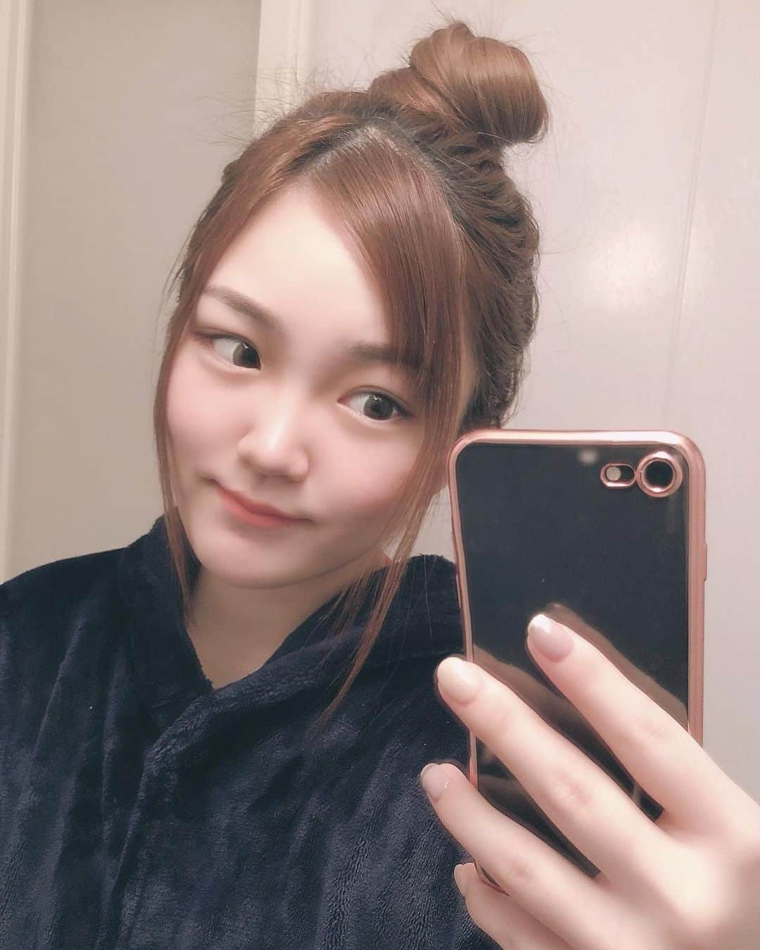 白河希美のインスタグラム：「深夜投稿失礼しますっっ🌙﻿ ﻿ 久々に自撮り🤳✨﻿ ﻿ 照明って大事だなぁ🤔💭﻿ ﻿ #自撮り#部屋着#着る毛布#深夜投稿﻿ #お団子#おうち時間 #休憩中 ﻿ #いいねください #フォロワー増やしたい ﻿ #foryoupage #foryou #fyp」