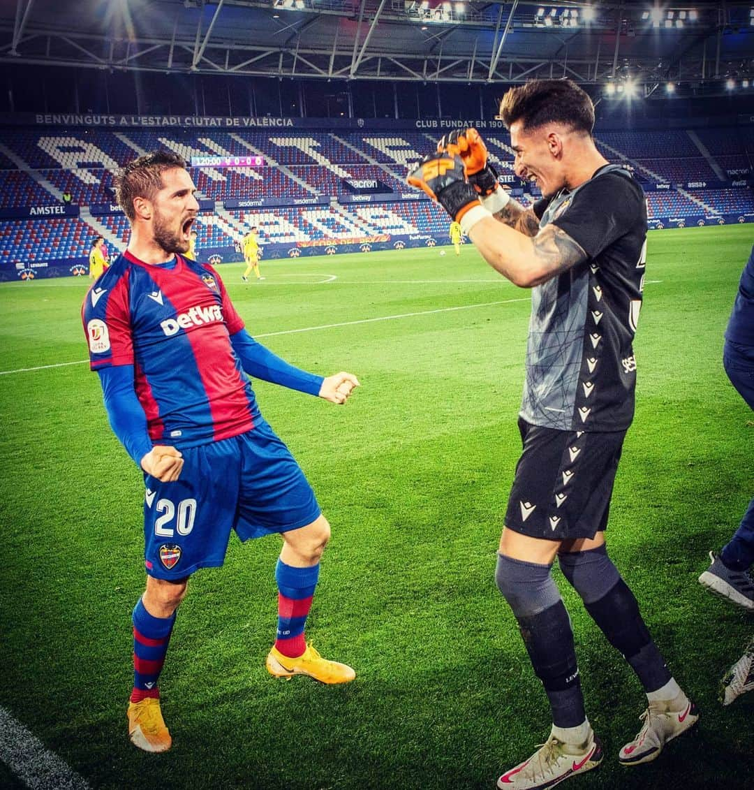 レバンテUDさんのインスタグラム写真 - (レバンテUDInstagram)「Yeahhhhhhhhhhhhhhh 🤜🤛  #OrgullGranota #MachoLevante #LevanteUD #LaLiga #LaLigaSantander #LUDInside #EnPeligroDeExpansión #football #CopaDelRey 🏆」2月5日 1時41分 - levanteud