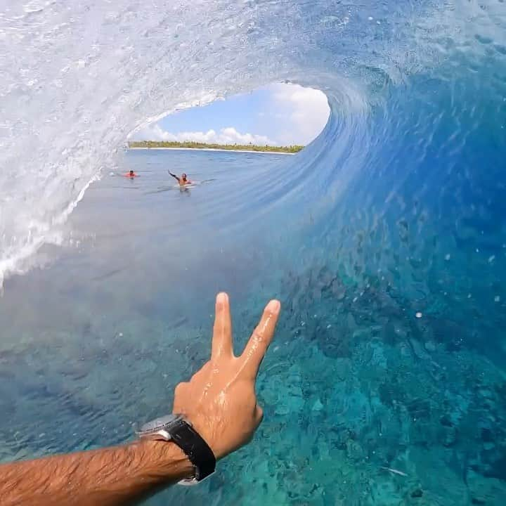 ジェレミー・フローレスのインスタグラム：「Good morning from paradise. Thank you to all the locals for the good vibes ✌🏼. . Session magique ce matin 🙌🏼 Merci à tout les locaux pour les bonnes vibes !. . @quiksilver #Tahiti #Tuamotu #goprohero9」