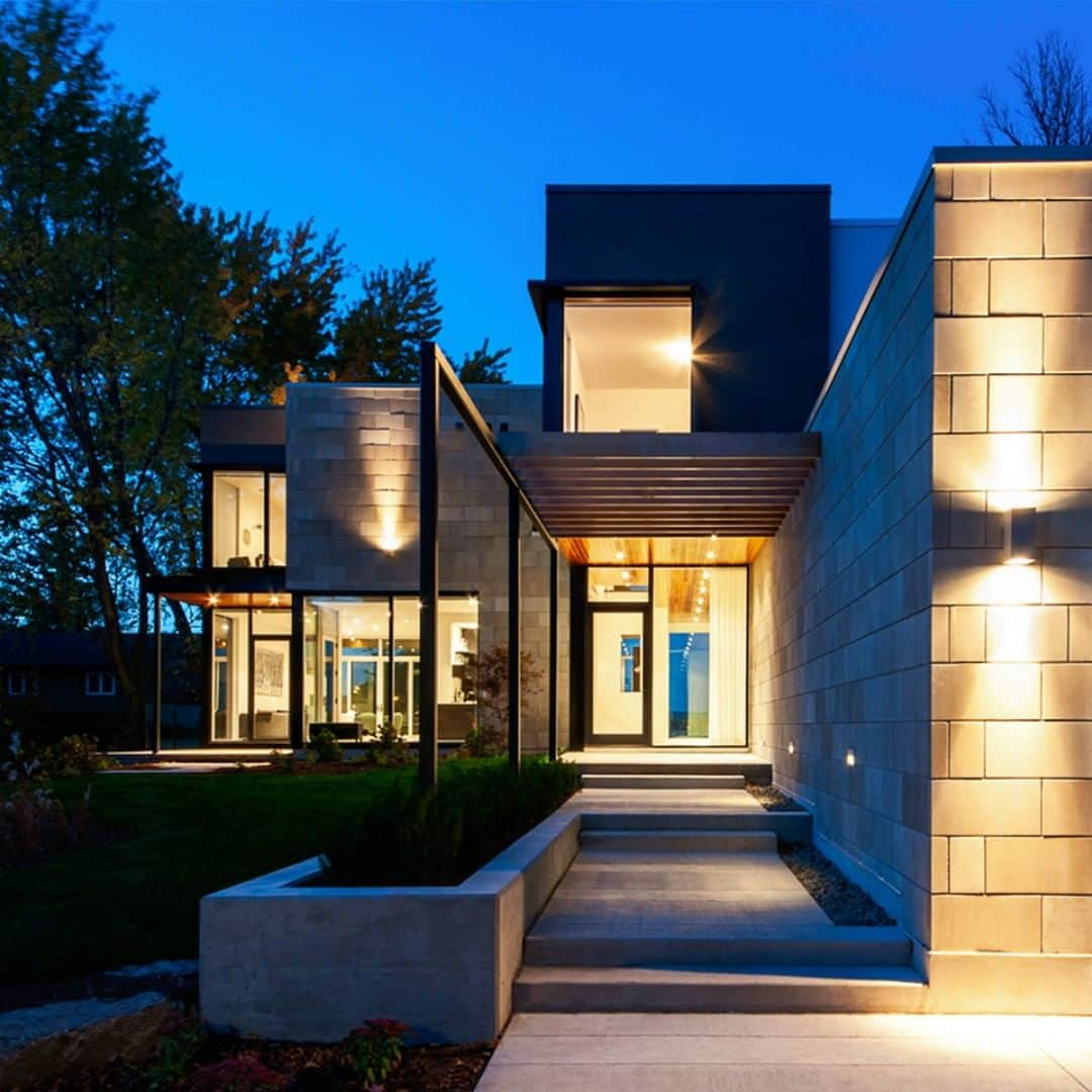 Architecture - Housesのインスタグラム：「⁣ Ottawa River House ⤵️⁣ A modern home with stunning views that enjoys both an intimate connection with the courtyard and a more expansive connection with its surroundings 🙌.⁣ ⁣ The exterior with black framed windows provide punctuation and emphasis to the stepped massing. Double tap if you love it and tag a #archilover 🥰.⁣⁣ _____⁣⁣⁣⁣⁣⁣⁣⁣⁣⁣ 📐 Christopher Simmonds Architect⁣ 📸  @2spacephoto  📍 Ottawa, Canada ⁣⁣ #archidesignhome⁣⁣⁣⁣⁣⁣ _____⁣⁣⁣⁣⁣⁣⁣⁣⁣⁣ #design #architecture #architect #arquitectura #luxury #architettura #archilovers ‎#architecturephotography #amazingarchitecture⁣ #lookingup_architecture #artdepartment #architecturallighting #house #archimodel #architecture_addicted #architecturedaily #arqlovers #arch_more #Ontario #Canada」