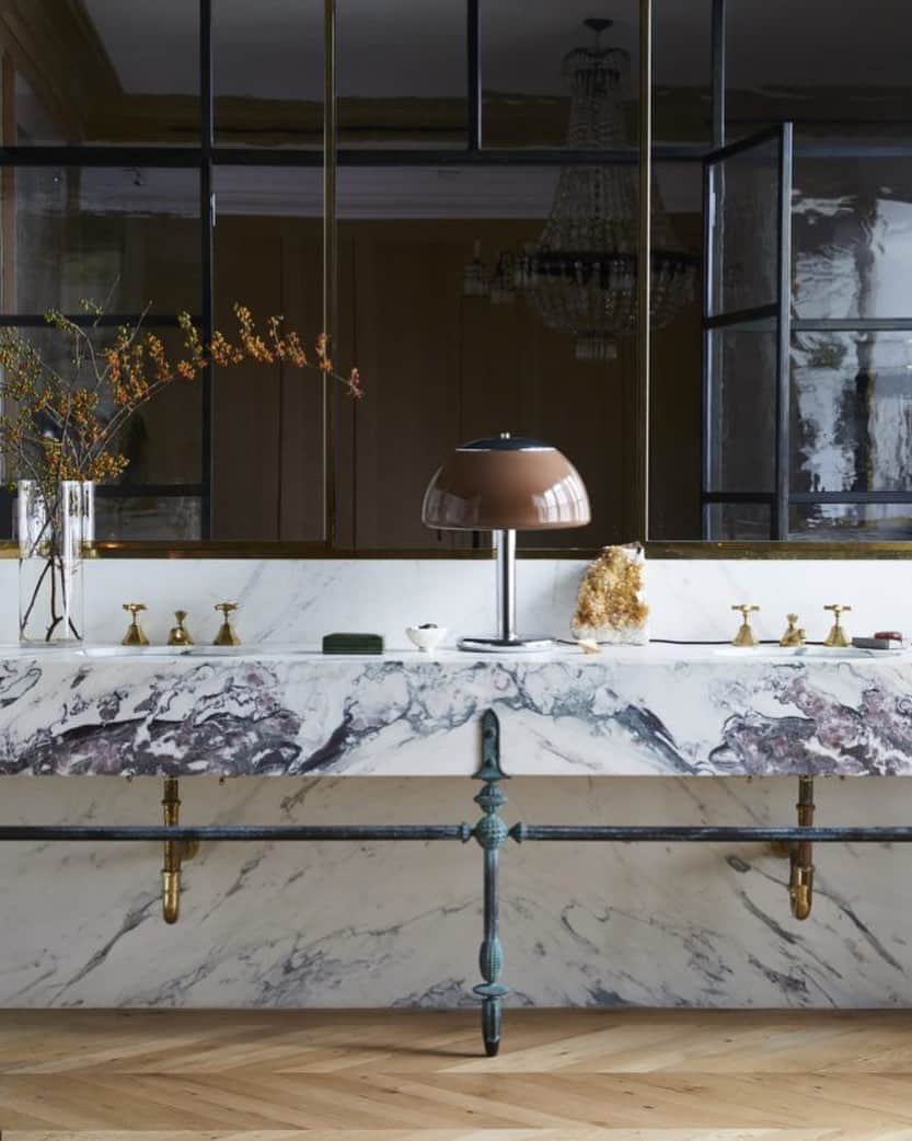 Homepolishのインスタグラム：「“For the marble, I wanted something really dramatic,” says @jennalyonsnyc of her veined sink, inspired by Venice’s Gritti Palace. Photographed by @nicole_franzen.  Click on the link in bio for more design inspo and pro tips.」