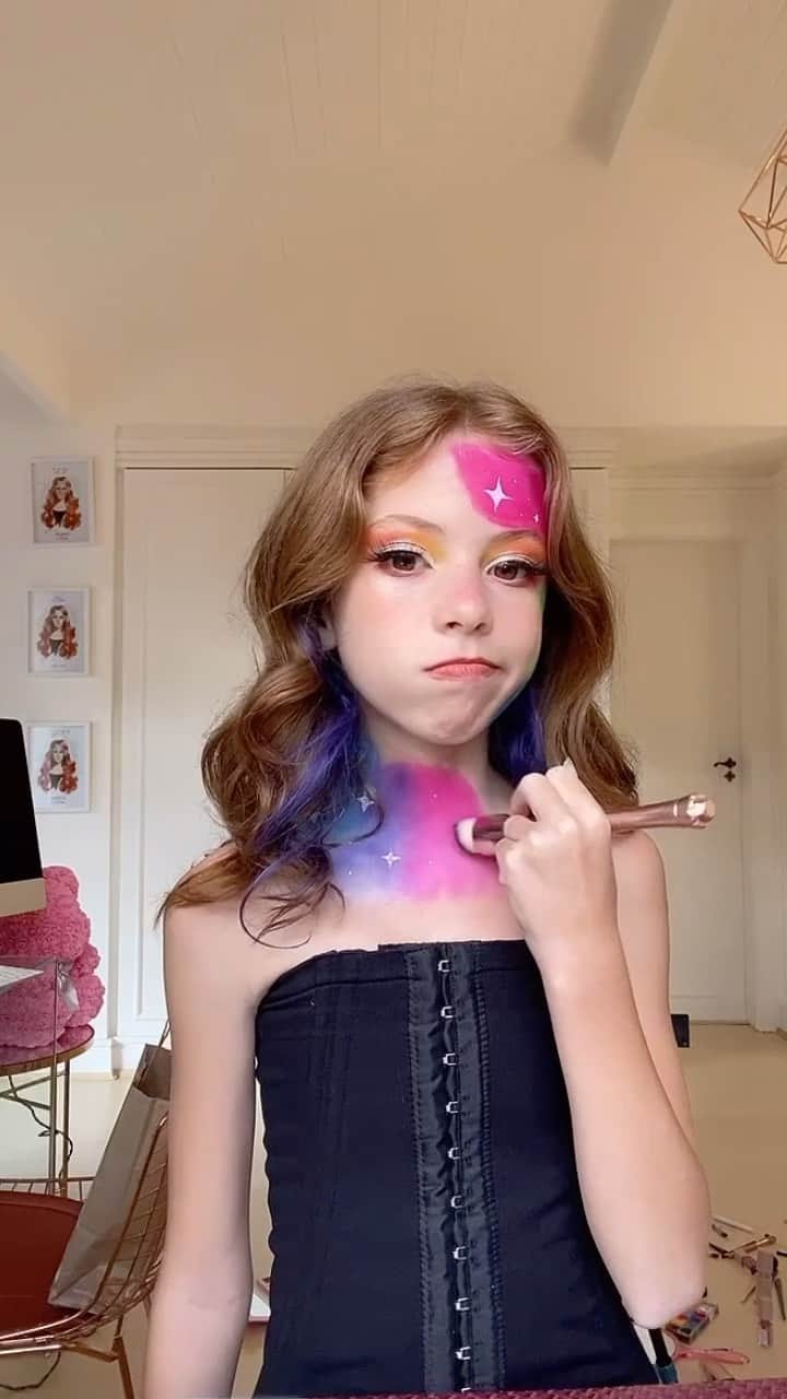 マリ・マリアのインスタグラム：「👯‍♀️ aquela make que você demora 10 anos pra fazer  @mariavictoria_toria 😭」