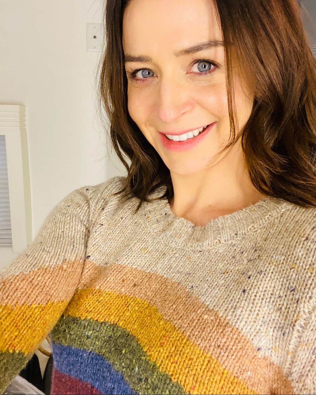 カテリーナ・スコーソンのインスタグラム：「Your rainbow will come smiling through. 🌧 🌈 ☀️」