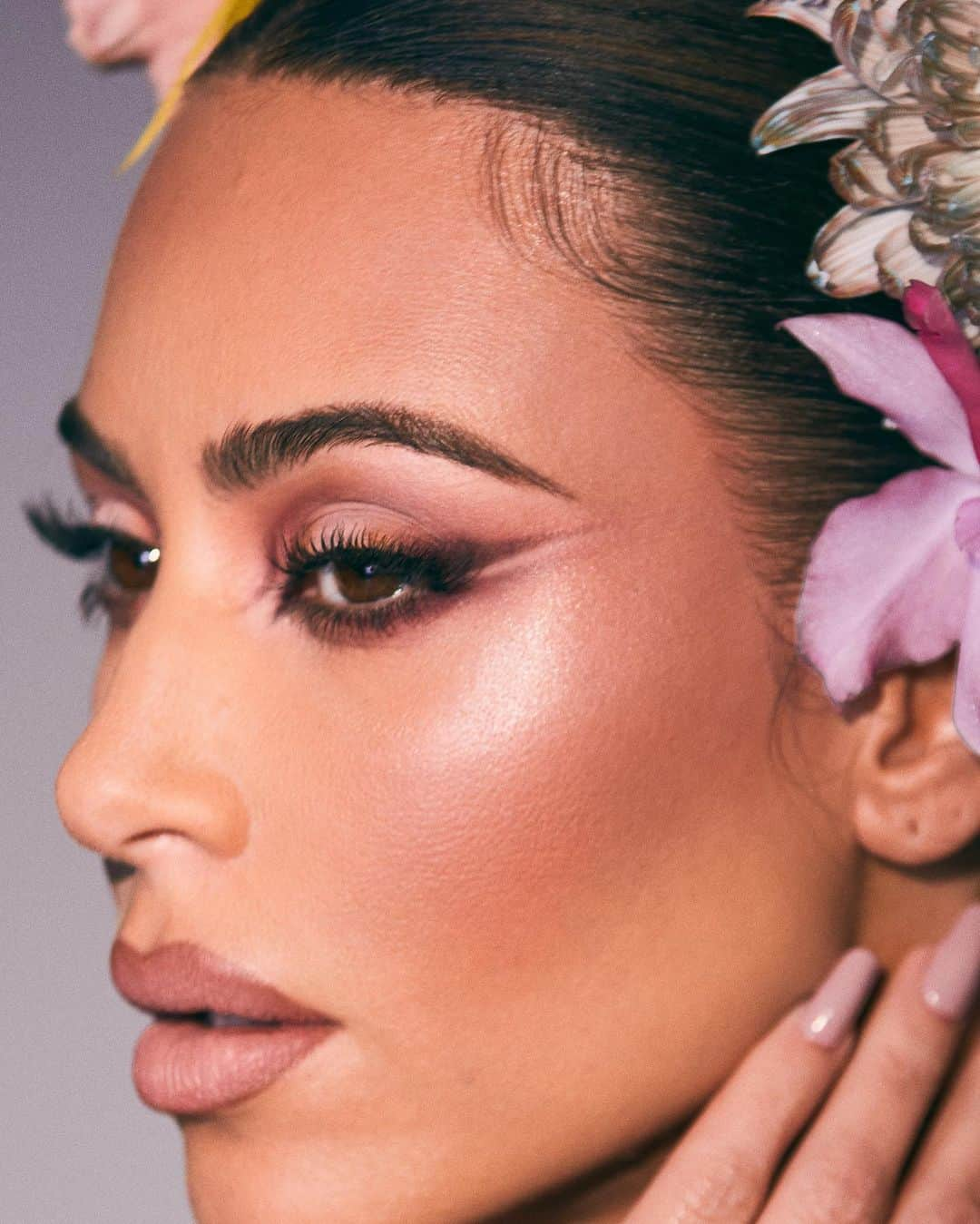 キム・カーダシアンさんのインスタグラム写真 - (キム・カーダシアンInstagram)「COMING SOON: @KKWBEAUTY MATTE MAUVE & MATTE HONEY. I loved our ‘90s matte collections so much I wanted to expand that idea! Pictured here is just the matte mauve pics but will post honey soon! The collection features two brand new 10-Pan Pressed Powder Palettes, four Blushes, six Matte Lipsticks and six Lip Liners, all in matte hues that range from rich and peachy mauves to bright butterscotches and warm honey. Matte Mauve & Matte Honey Collection launching next Friday, 02.12 at 12PM PT only at KKWBEAUTY.COM #KKWBEAUTY」2月5日 2時01分 - kimkardashian