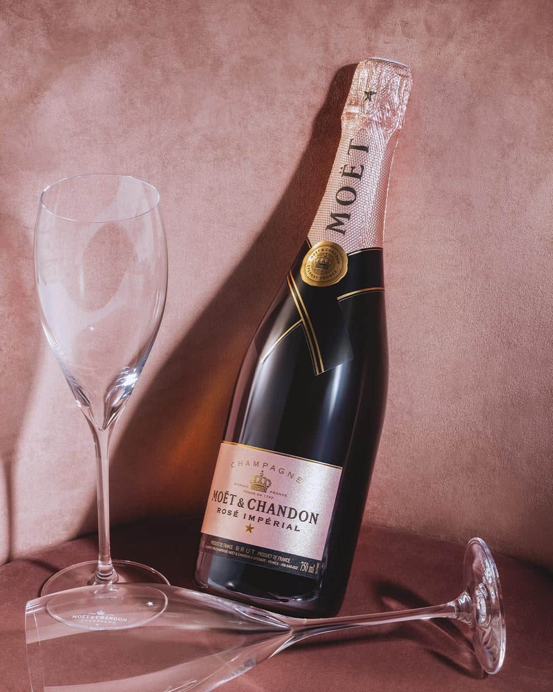 Moët & Chandon Officialさんのインスタグラム写真 - (Moët & Chandon OfficialInstagram)「ENTICING, RADIANT, SPONTANEOUS These are the characteristics of Rosé Impérial, and we’re sure someone in your life embodies them as well. What better way to show them how wonderful they are than by raising a glass together?  #MoetChandon #RoseImperial  This material is not intended to be viewed by persons under the legal alcohol drinking age or in countries with restrictions on advertising on alcoholic beverages. ENJOY MOËT RESPONSIBLY」2月5日 2時00分 - moetchandon