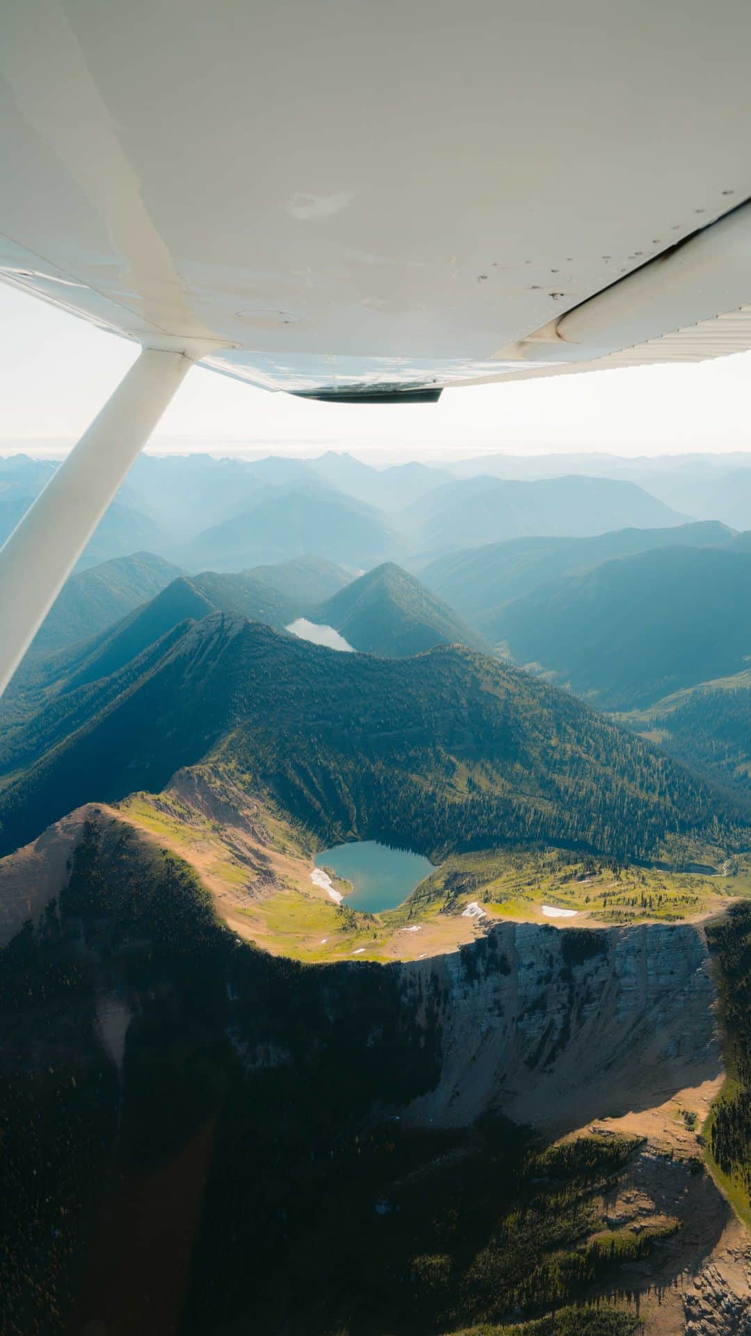 Visit The USAのインスタグラム：「Did you know there were views like these in Montana? 👀✈️ Fly over stunning mountains and lakes and then spend the evening relaxing in a treehouse in the woods in Montana! 🌲 #VisitMontana #VisitTheUSA #Montana #MontanaTreehouse」