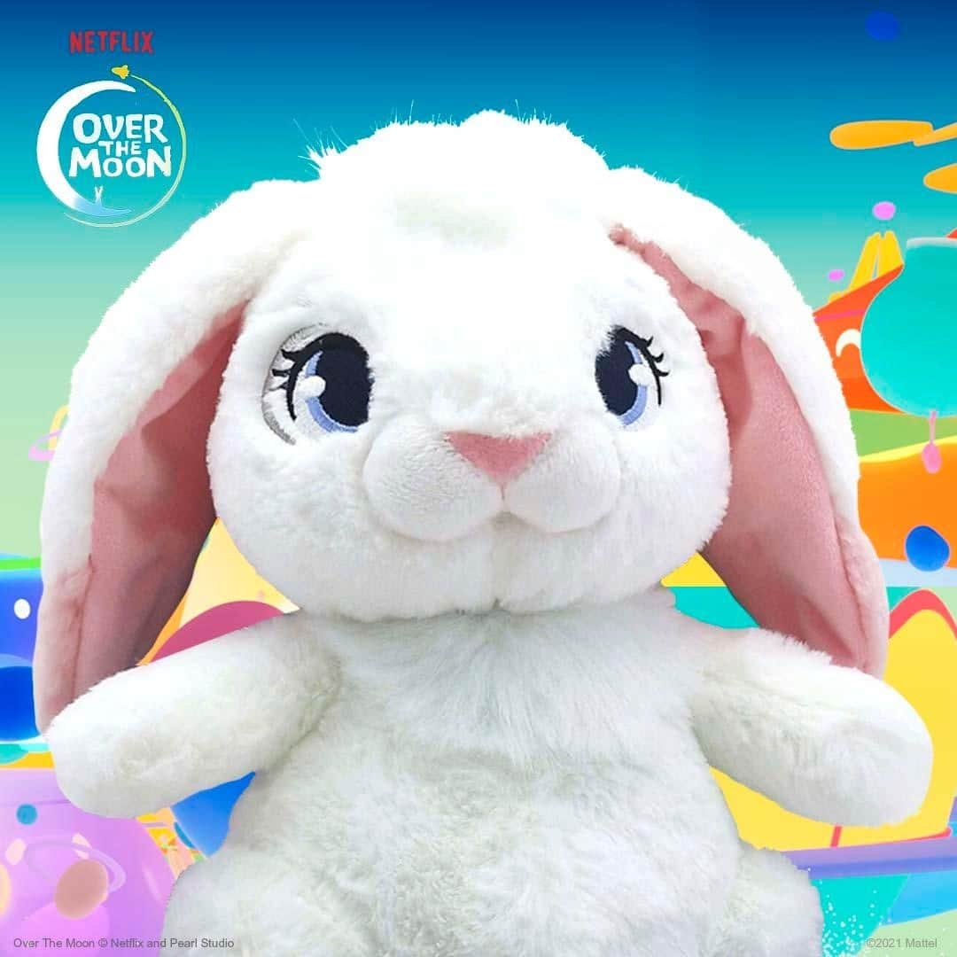 Mattelさんのインスタグラム写真 - (MattelInstagram)「The cuddliest friend for the adventurer in your life 🐰. Shop the Bungee plush toy now, complete with ears that move and glow, to play out favorite #OverTheMoonNetflix movie moments and more!」2月5日 2時00分 - mattel