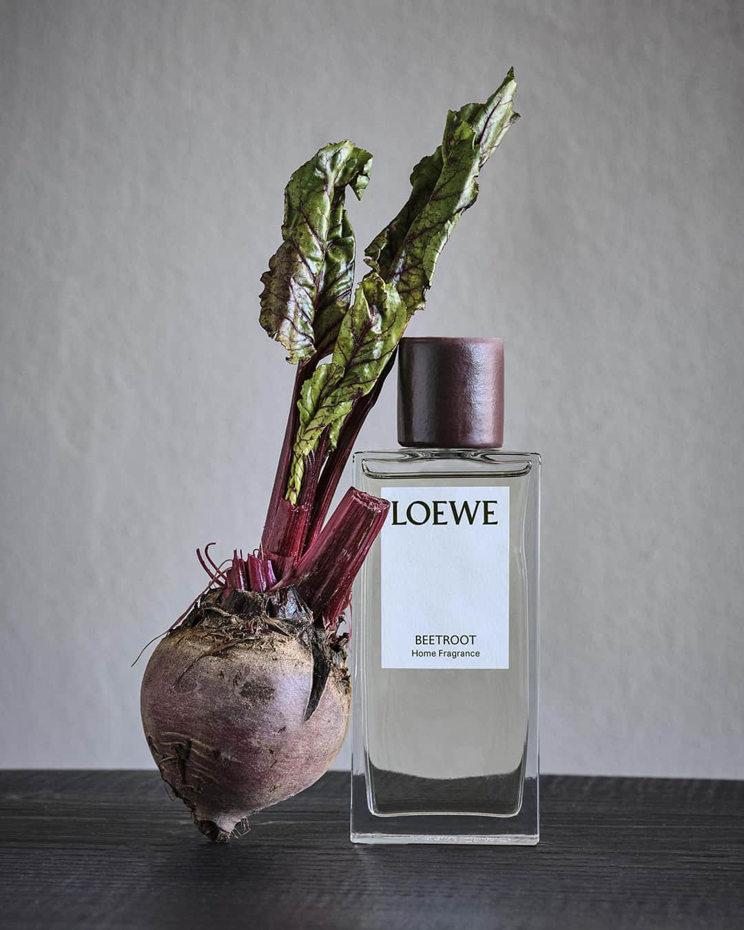 Loeweさんのインスタグラム写真 - (LoeweInstagram)「Beetroot room spray: a fruity scent with a hint of sweetness.  See the full Home Scents collection on loewe.com  #LOEWE #LOEWEperfumes」2月5日 2時00分 - loewe