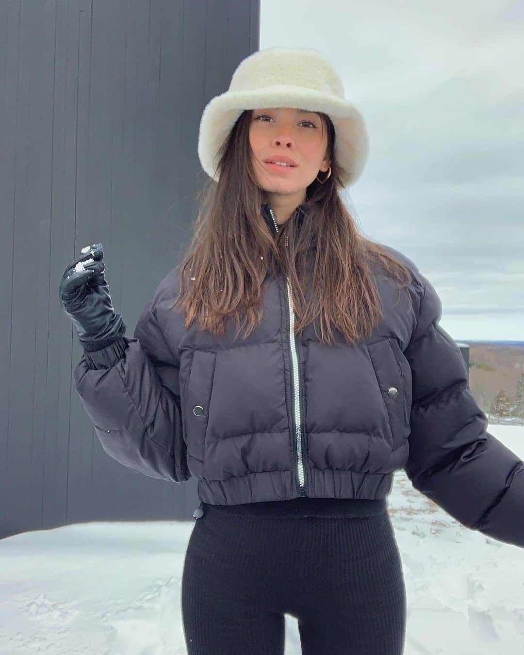 ギーザ・ラガースのインスタグラム：「Happy lil snow 🐇」