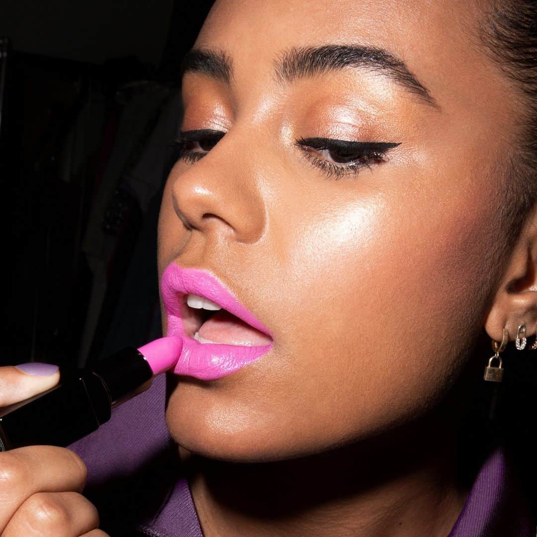 Smashboxのインスタグラム：「GEMINI: It’s the perfect time for any Gemini to step outside their comfort zone. Whether it's in their love life or their lip life, our vday 'Air Kits' will give you that flirty look you’ve been longing for 💕  Gemini Air Kit Includes: 💓Be Legendary Lipstick in Bombastic (bubble gum pink cream) 💓Photo Finish Primerizer 💓Always On Liquid Liner (black)」
