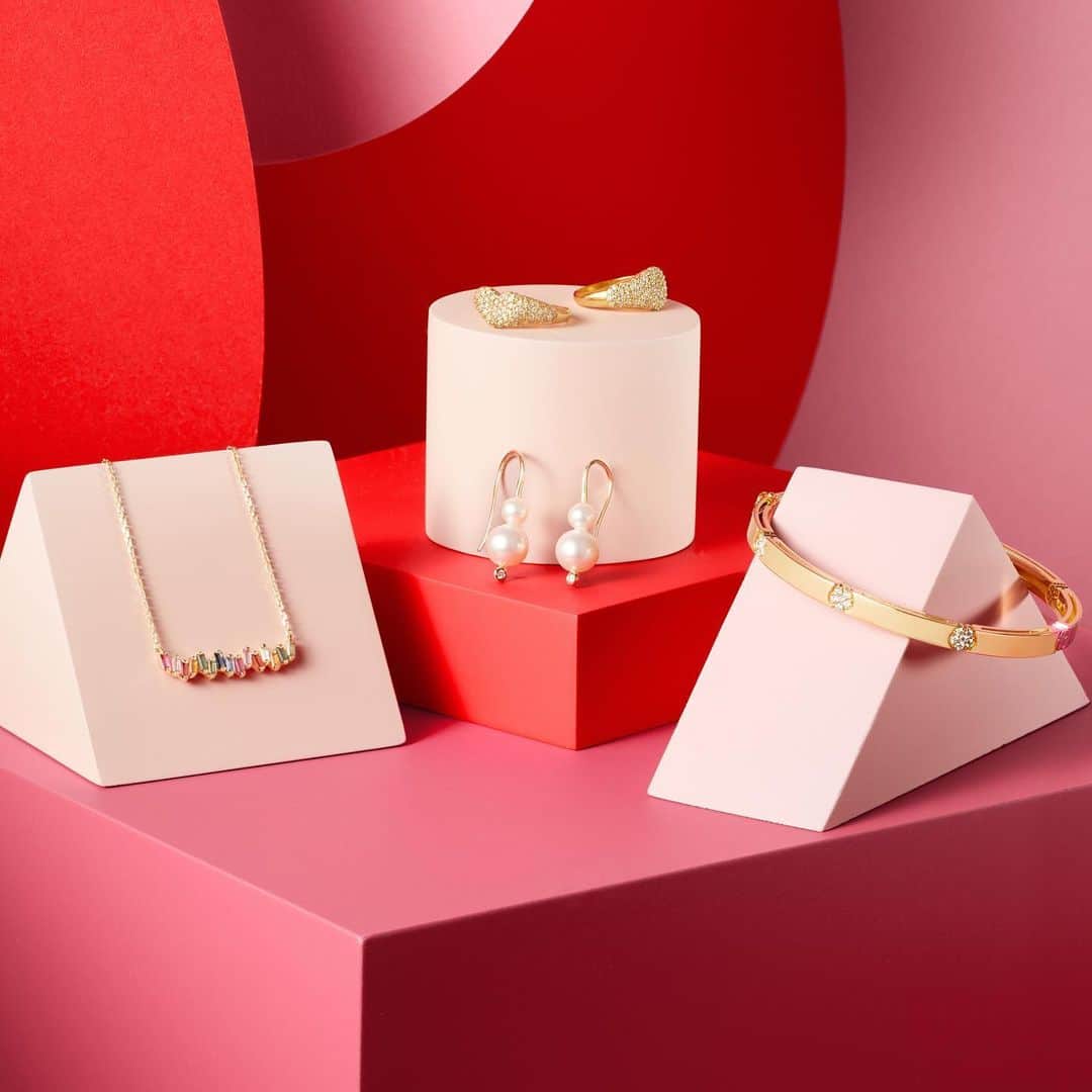 Bloomingdale'sのインスタグラム：「Because diamonds (and pearls, and gems) are *always* a girl's best friend—tap to shop some of our sparkling #ValentinesDay gift picks 💖」