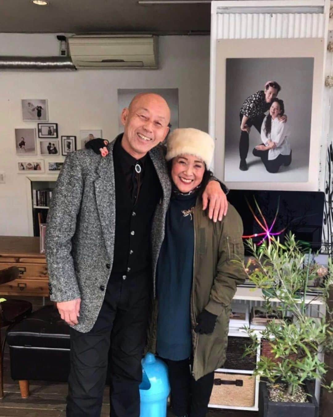 小林尊のインスタグラム：「子供たちを真似る両親（マギー’s ママと父） Love this photo😆❤️ My dad & @maggiechatter ‘s mom imitating us in the background  @photo_studio_aoki  #flashbackfriday」