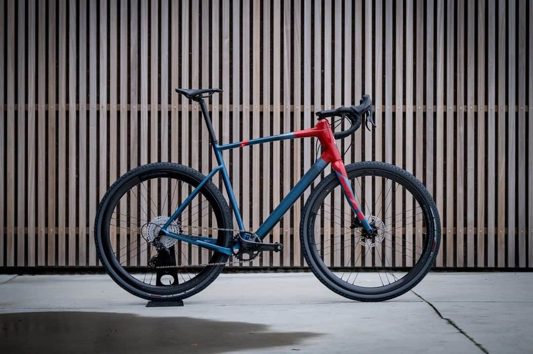 カンパニョーロさんのインスタグラム写真 - (カンパニョーロInstagram)「A dream bike - the Argon 18 Dark Matter. Road race-inspired geometry, gravel race primed groupset and wheelset. Performance and responsiveness on all terrain.  Discover more about the bike via the link in our bio.  #Ekar #Shamal #Campagnolo #BornBeforeRoads #GravelBike #Argon18 #Argon19DarkMatter」2月5日 2時09分 - campagnolosrl