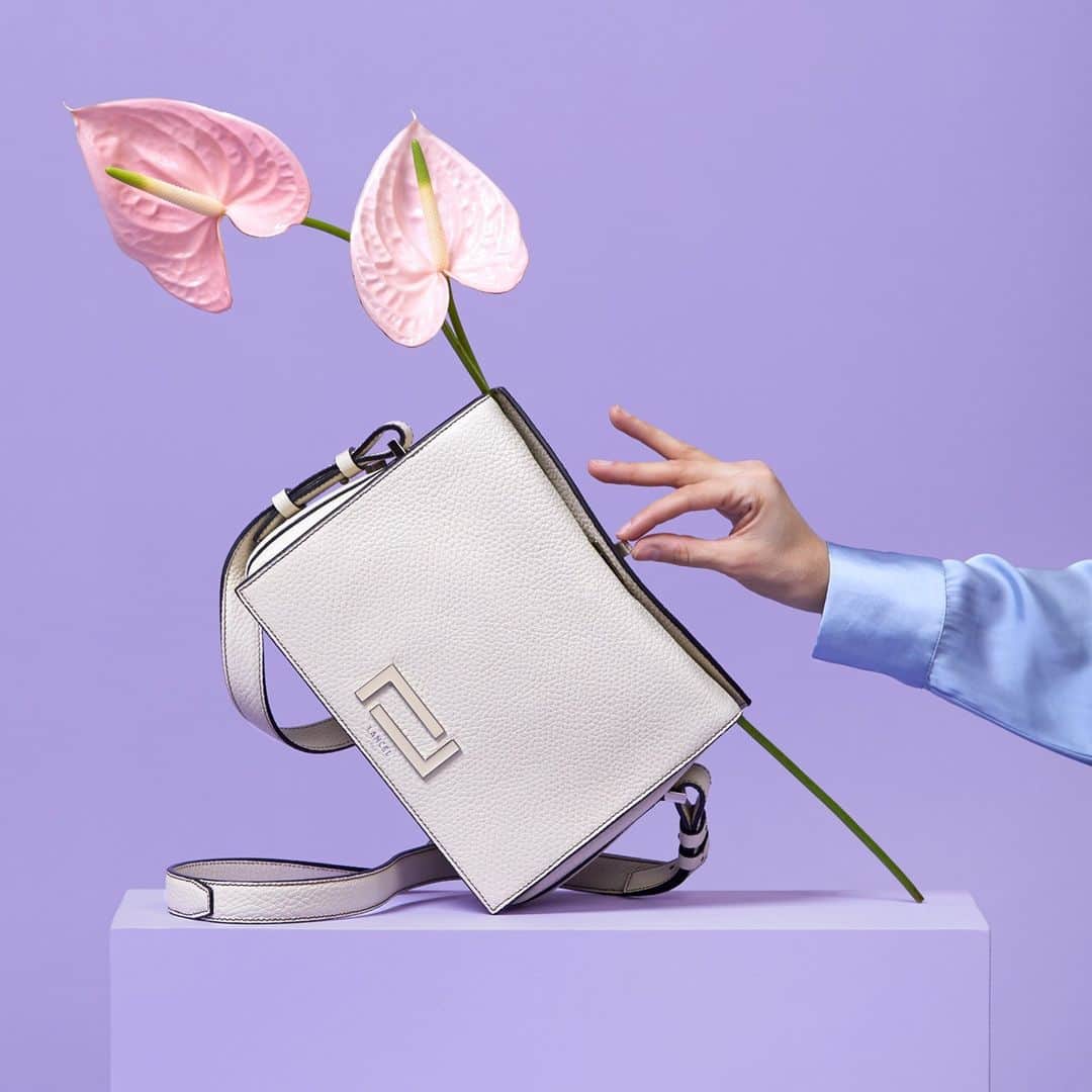 ランセルのインスタグラム：「Connaissez-vous Pia ?  ✔Son élégance naturelle  ✔Son cuir signature ✔ Son fermoir unique  ✔ Fabriqué en Italie Pia – Cuir grainé – Crème P.erfectly shaped I.ncredibly assured A.lways elegant Pia – Grained leather – Cream #PiaByLancel #SS21 #Lancel」