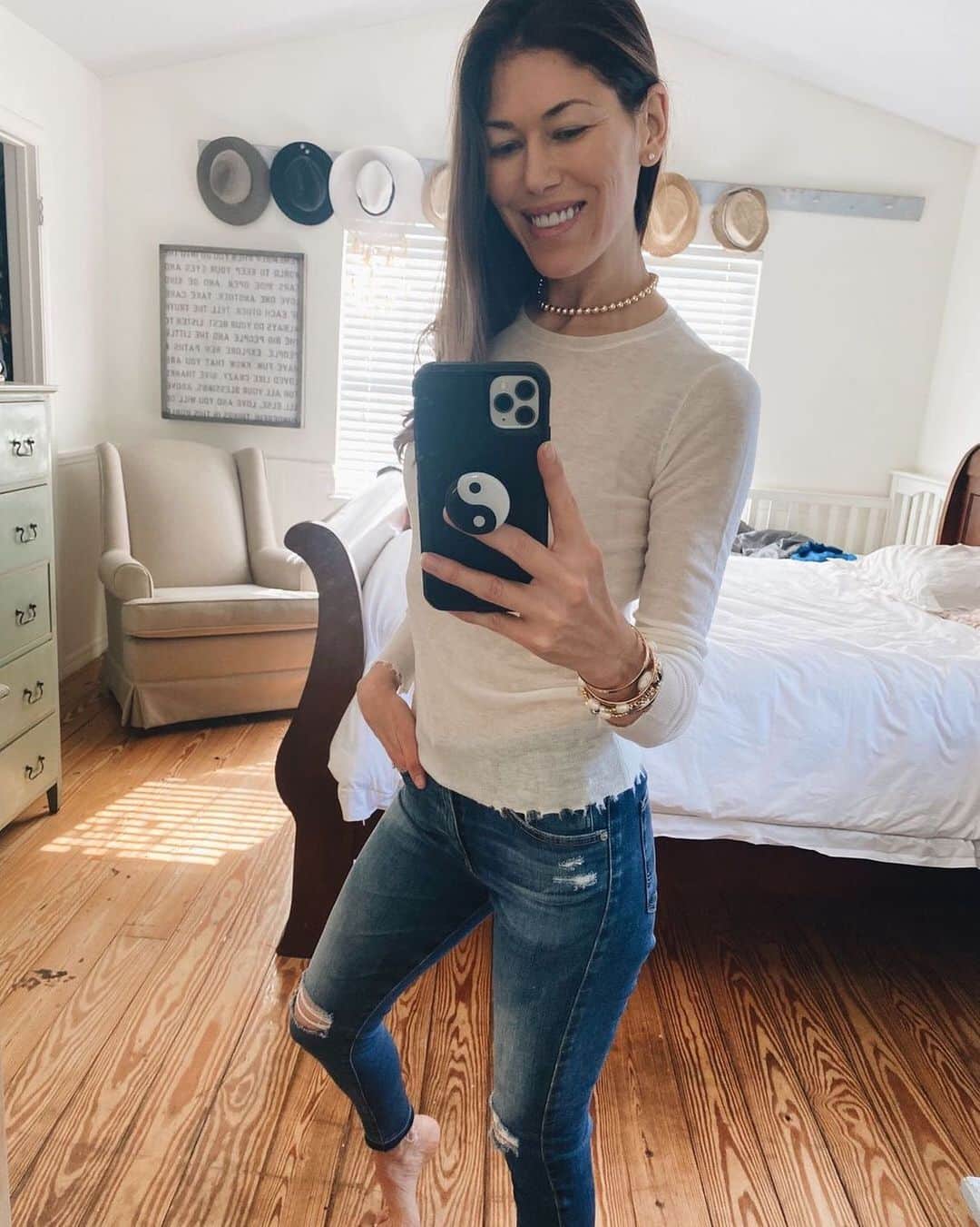 ダニジョーのインスタグラム：「Cozy crew necks & gold chokers 🦢✨ #dannijogirls」
