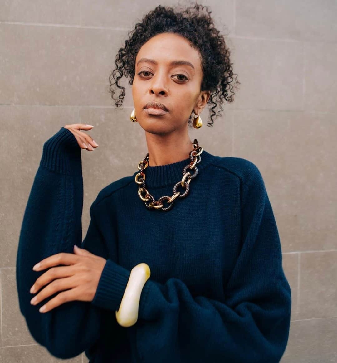 リジー フォルトゥナートのインスタグラム：「@shopmcmullen making us look good 〰️ our Mirrored Sea Necklace in Tortoise and Saucer Bangle in Dune available at our favorite Oakland outpost 🔸 #lizziefortunato」