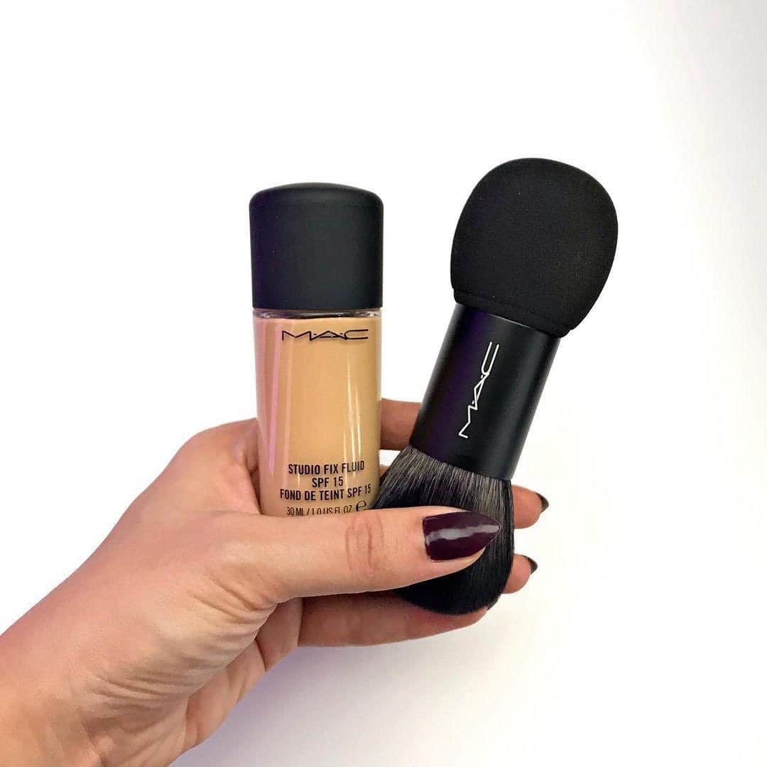 M·A·C Cosmetics UK & Irelandさんのインスタグラム写真 - (M·A·C Cosmetics UK & IrelandInstagram)「STOP SCROLLING 🚨🚨 FREE GIFT NOT TO BE MISSED!!! 🎁 Get THE ultimate Dual-Ended Foundation Brush in its exclusive M·A·C pouch... worth £22, all yours when you buy any Studio Fix foundation* Why we LOVE it? Spritz the sponge end with a little Fix+Magic Radiance and apply your Studio Fix Fluid flawlessly. Then flip to the brush-end and use to help soften and blend out the edges. 👩‍🎨 #MACHACK  ➡️Head to maccosmetics.co.uk & select retailers NOW to get yours! Regram @mac.merve  #MACOffer #MACStudioFix #BeautyGWP #GWP #ExclusiveOffer #BeautyOffer #MACFoundationBrush #MACBrush #MakeupBrush #FoundationBrush   *Receive a free dual-ended foundation brush when you buy any Studio Fix Fluid SPF15 Foundation, Studio Fix Soft Matte Foundation Stick, Studio Fix Powder Plus Foundation or Studio Fix Tech Cream-To-Powder Foundation. Gift appears automatically upon qualifying, pending gift availability. No code(s) necessary. One gift per order, while stocks last. Offer available on MACCOSMETICS.CO.UK and selected retailers. May not be used in conjunction with any other offer (including staff or MAC PRO discount) and past purchases do not apply. Offers ends 11.59PM on 18th February 2021.」2月5日 2時17分 - maccosmeticsuk